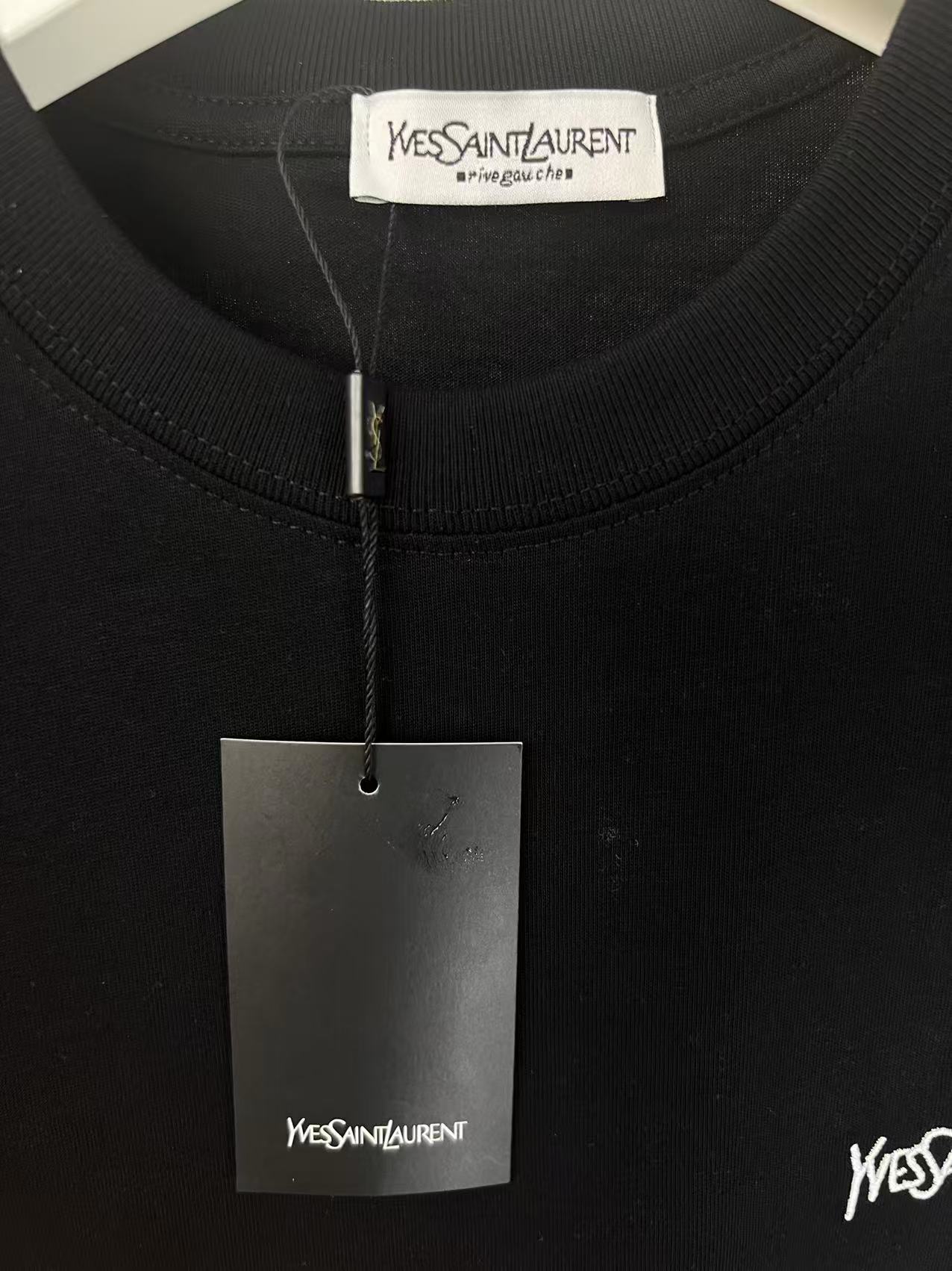  💰100
YSL*圣罗兰
 2025夏季YSL字母logo刺绣  坎肩汗背心 运动健身 简约风 走秀款  圆领无袖T恤衫 宽松版型  男女同款 上身效果很赞 透气
颜色：黑 白
尺码：S-XXL
