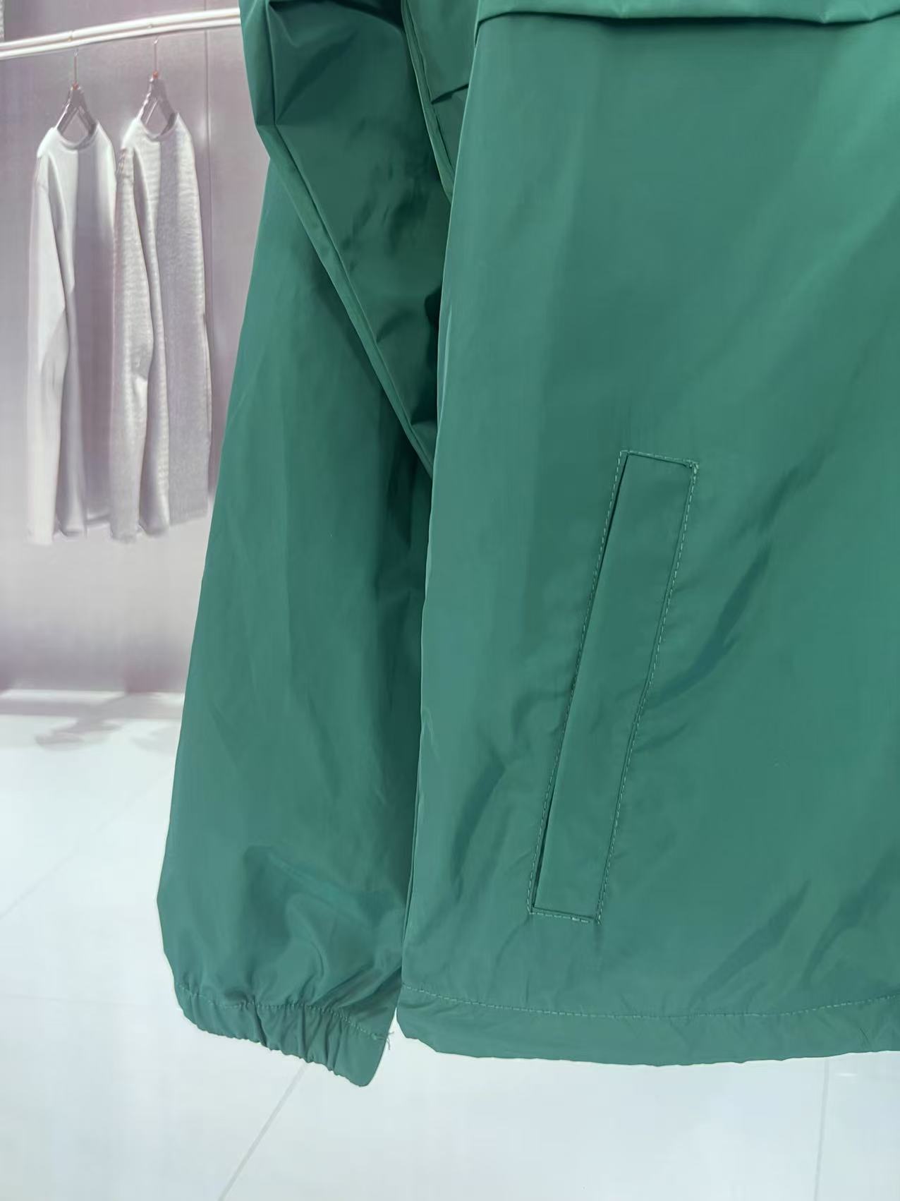 P190✨✨
 Prada 普拉达 2025秋冬新款 连帽风衣夹克外套 冲锋衣 胸前三角标刺绣 官网同步   原版定做五金拉链 走线工整 上身效果完美 男士休闲外套
颜色：墨绿色
尺码：M-3XL