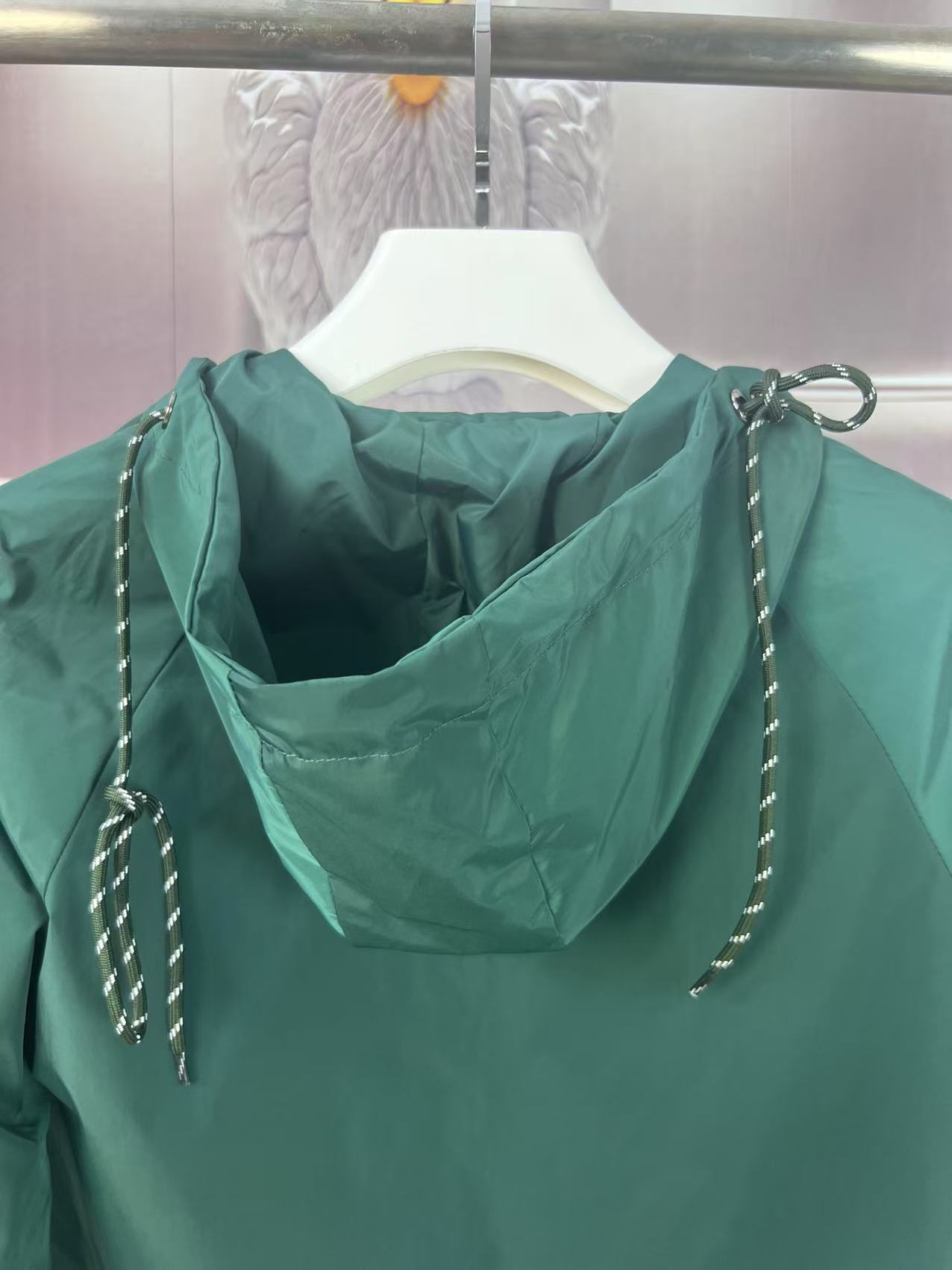 P190✨✨
 Prada 普拉达 2025秋冬新款 连帽风衣夹克外套 冲锋衣 胸前三角标刺绣 官网同步   原版定做五金拉链 走线工整 上身效果完美 男士休闲外套
颜色：墨绿色
尺码：M-3XL