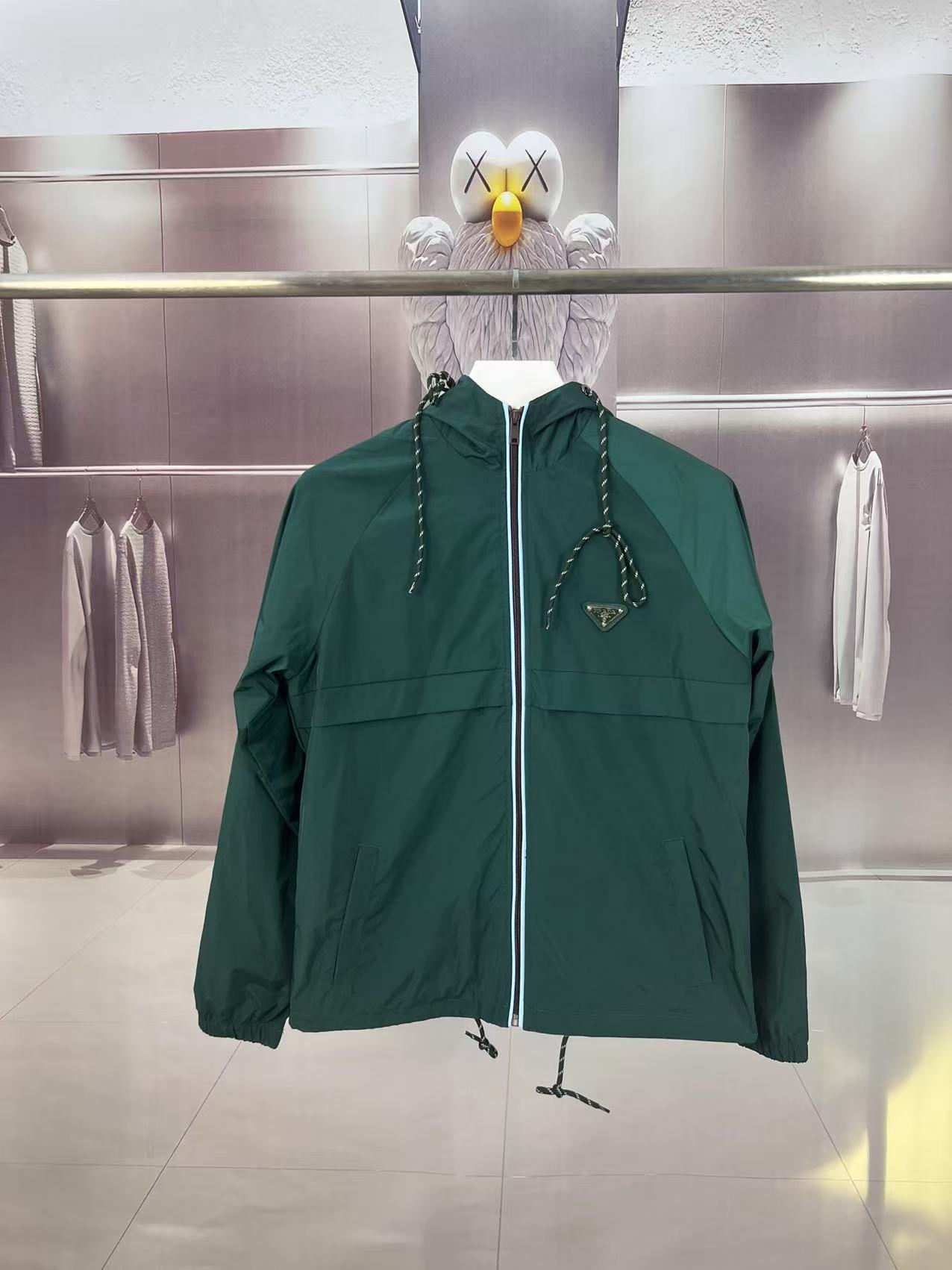 P190✨✨
 Prada 普拉达 2025秋冬新款 连帽风衣夹克外套 冲锋衣 胸前三角标刺绣 官网同步   原版定做五金拉链 走线工整 上身效果完美 男士休闲外套
颜色：墨绿色
尺码：M-3XL