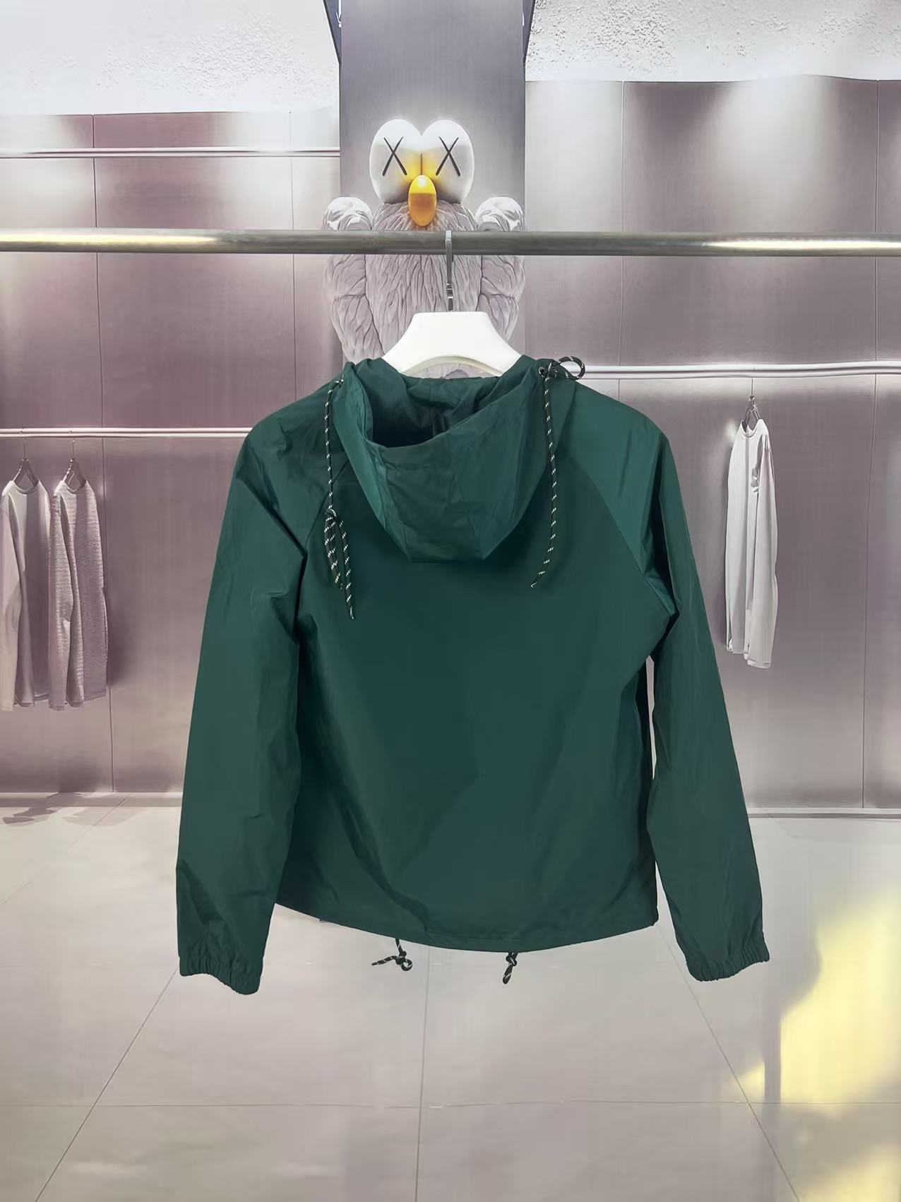 P190✨✨
 Prada 普拉达 2025秋冬新款 连帽风衣夹克外套 冲锋衣 胸前三角标刺绣 官网同步   原版定做五金拉链 走线工整 上身效果完美 男士休闲外套
颜色：墨绿色
尺码：M-3XL