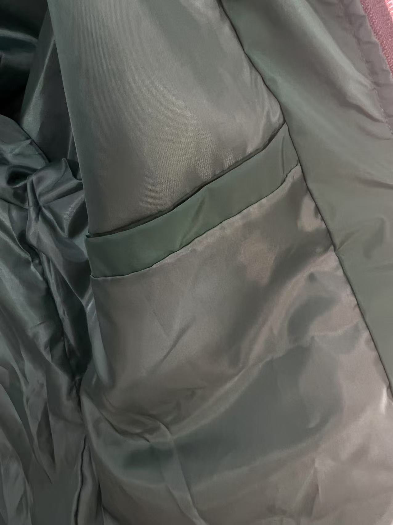 P190✨✨
 Prada 普拉达 2025秋冬新款 连帽风衣夹克外套 冲锋衣 胸前三角标刺绣 官网同步   原版定做五金拉链 走线工整 上身效果完美 男士休闲外套
颜色：墨绿色
尺码：M-3XL