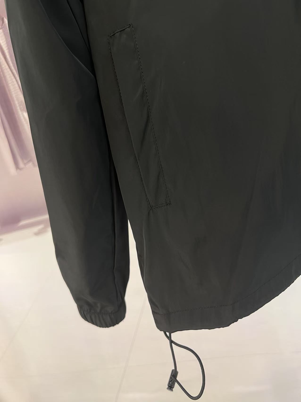 P190✨✨
 Prada 普拉达 2025秋冬新款 连帽风衣夹克外套 薄款冲锋衣 袖子口袋三角标刺绣 官网同步   原版定做五金拉链 走线工整 上身效果完美 男士休闲外套
颜色：黑色
尺码：M-3XL