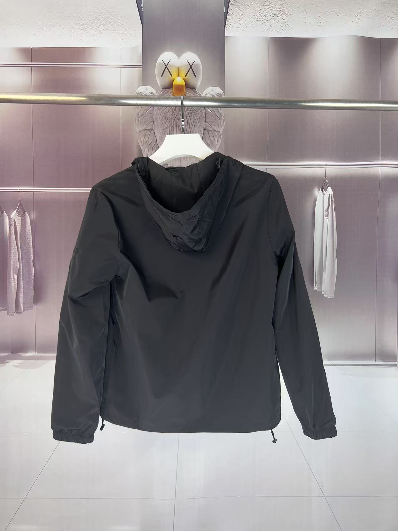 P190✨✨
 Prada 普拉达 2025秋冬新款 连帽风衣夹克外套 薄款冲锋衣 袖子口袋三角标刺绣 官网同步   原版定做五金拉链 走线工整 上身效果完美 男士休闲外套
颜色：黑色
尺码：M-3XL
