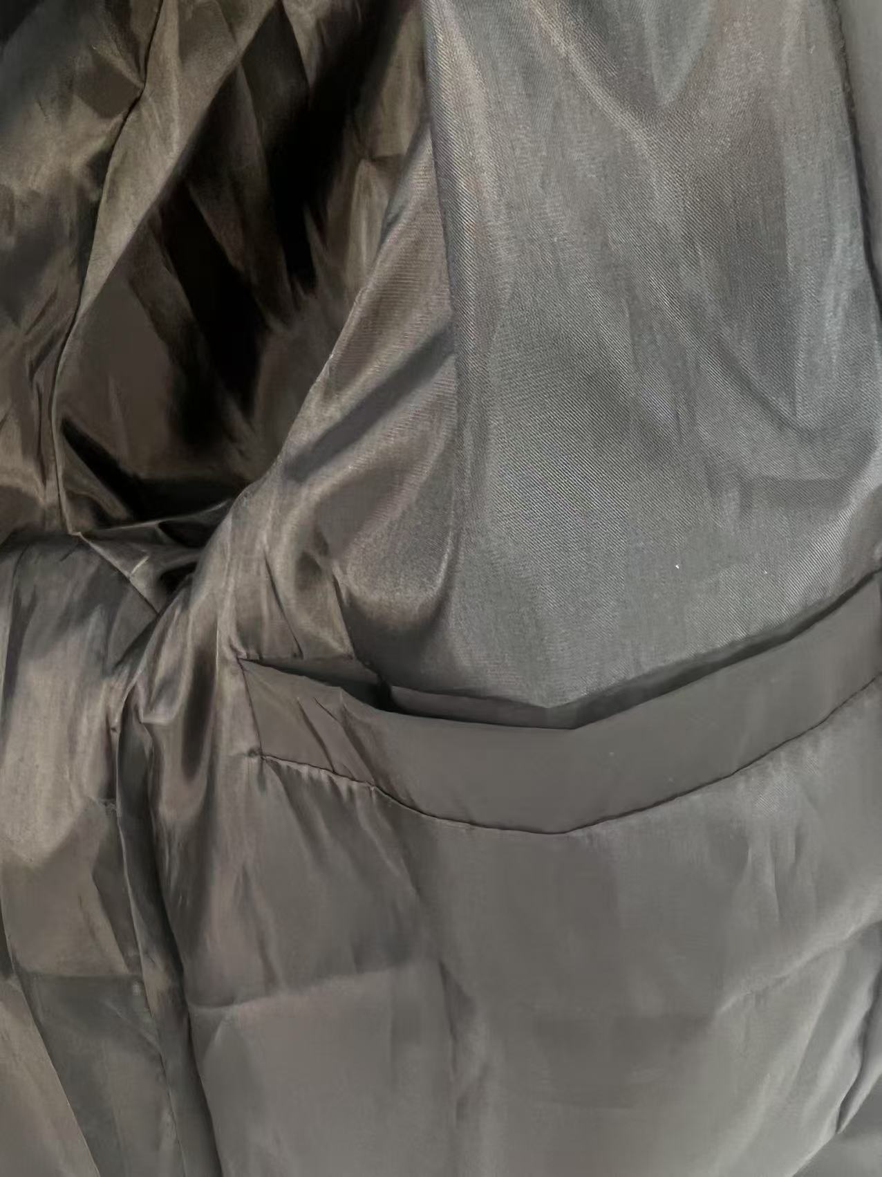 P190✨✨
 Prada 普拉达 2025秋冬新款 连帽风衣夹克外套 薄款冲锋衣 袖子口袋三角标刺绣 官网同步   原版定做五金拉链 走线工整 上身效果完美 男士休闲外套
颜色：黑色
尺码：M-3XL
