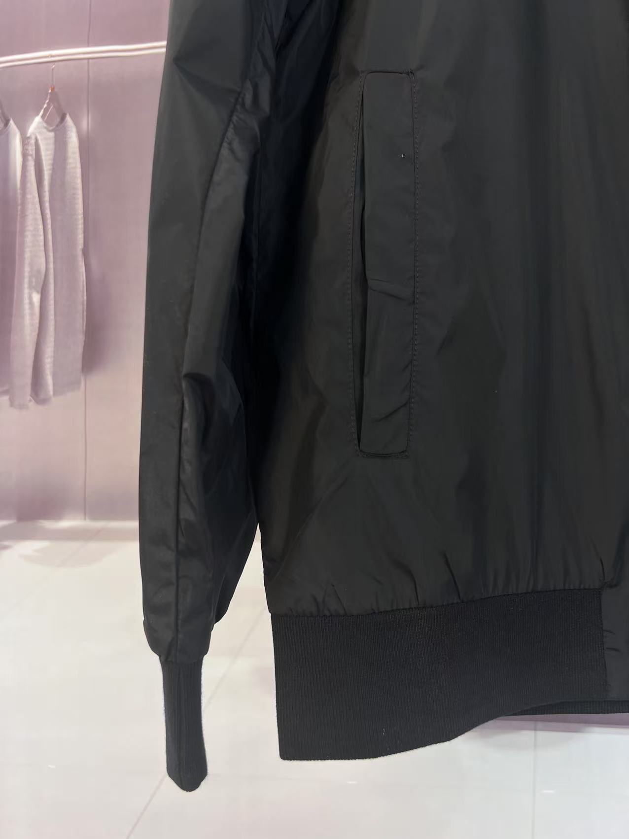 P190✨✨
 Prada 普拉达 2025秋冬新款 立领飞行风衣夹克外套 章仔拉链口袋 官网同步   原版定做五金拉链 走线工整 上身效果完美 男士休闲外套
颜色：黑色 
尺码：M-3XL