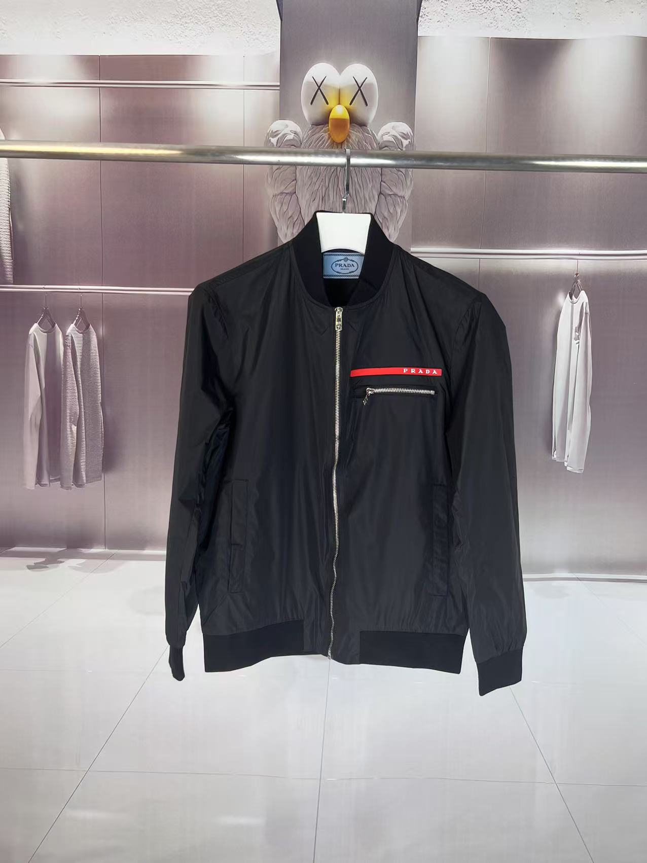 P190✨✨
 Prada 普拉达 2025秋冬新款 立领飞行风衣夹克外套 章仔拉链口袋 官网同步   原版定做五金拉链 走线工整 上身效果完美 男士休闲外套
颜色：黑色 
尺码：M-3XL
