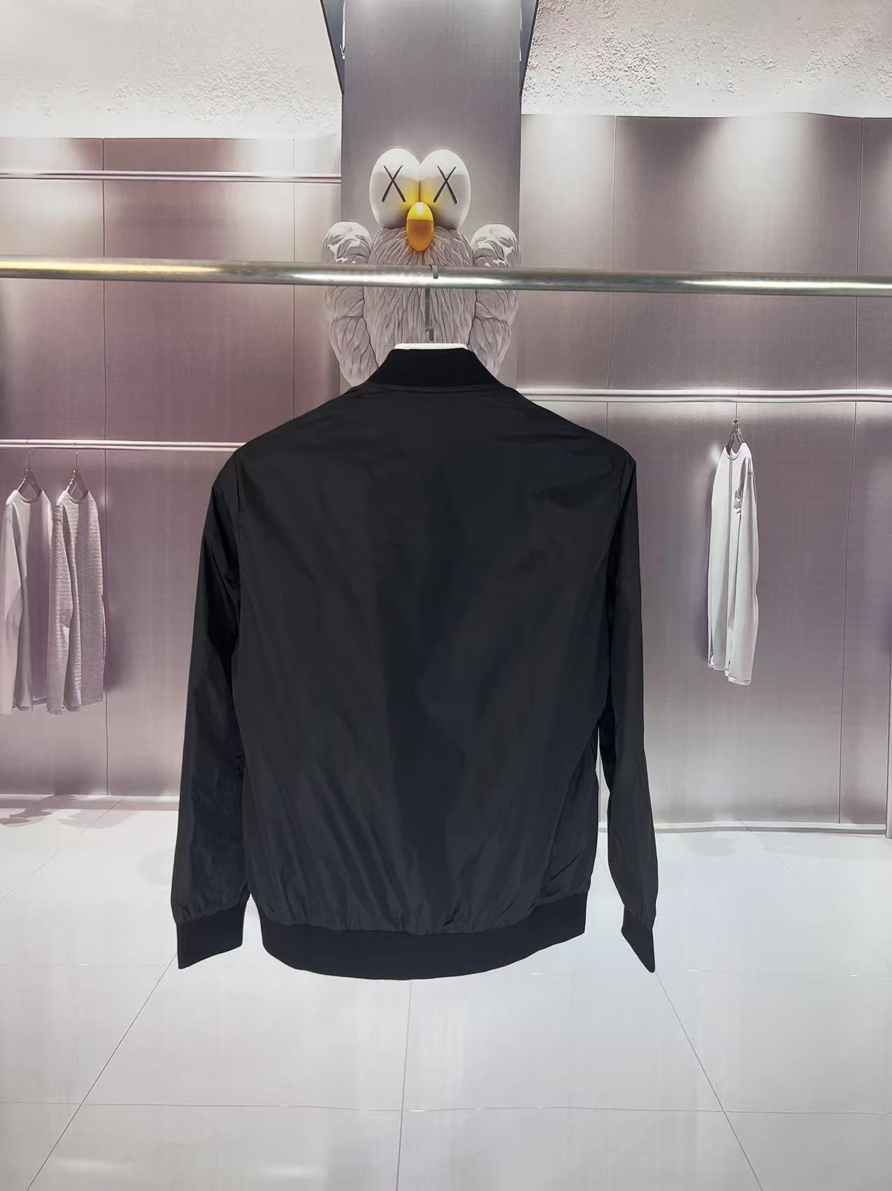 P190✨✨
 Prada 普拉达 2025秋冬新款 立领飞行风衣夹克外套 章仔拉链口袋 官网同步   原版定做五金拉链 走线工整 上身效果完美 男士休闲外套
颜色：黑色 
尺码：M-3XL