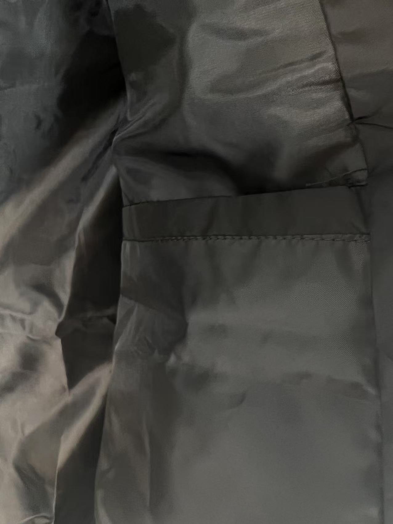 P190✨✨
 Prada 普拉达 2025秋冬新款 立领飞行风衣夹克外套 章仔拉链口袋 官网同步   原版定做五金拉链 走线工整 上身效果完美 男士休闲外套
颜色：黑色 
尺码：M-3XL