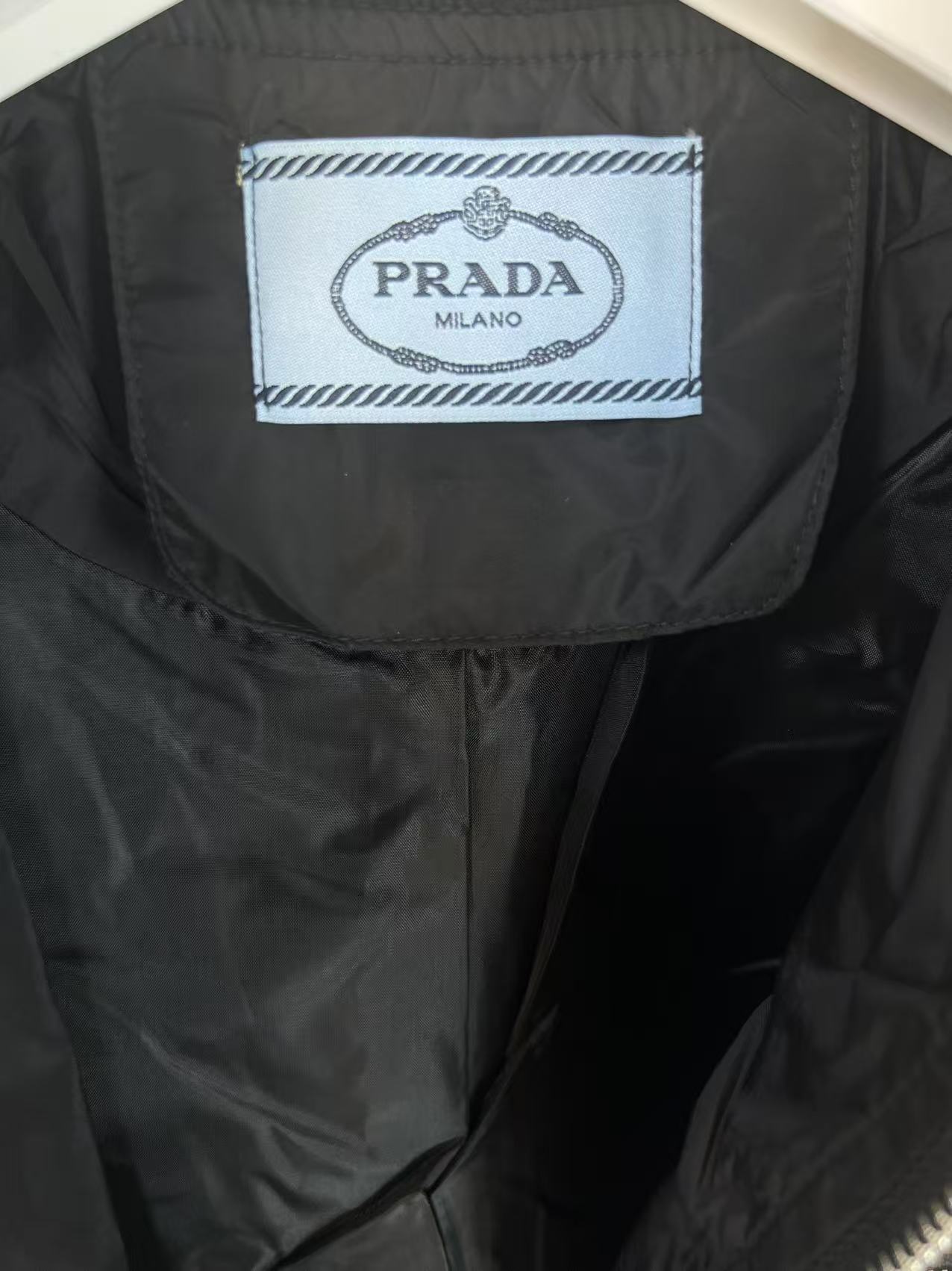 P190✨✨
 Prada 普拉达 2025秋冬新款 立领飞行风衣夹克外套 章仔拉链口袋 官网同步   原版定做五金拉链 走线工整 上身效果完美 男士休闲外套
颜色：黑色 
尺码：M-3XL