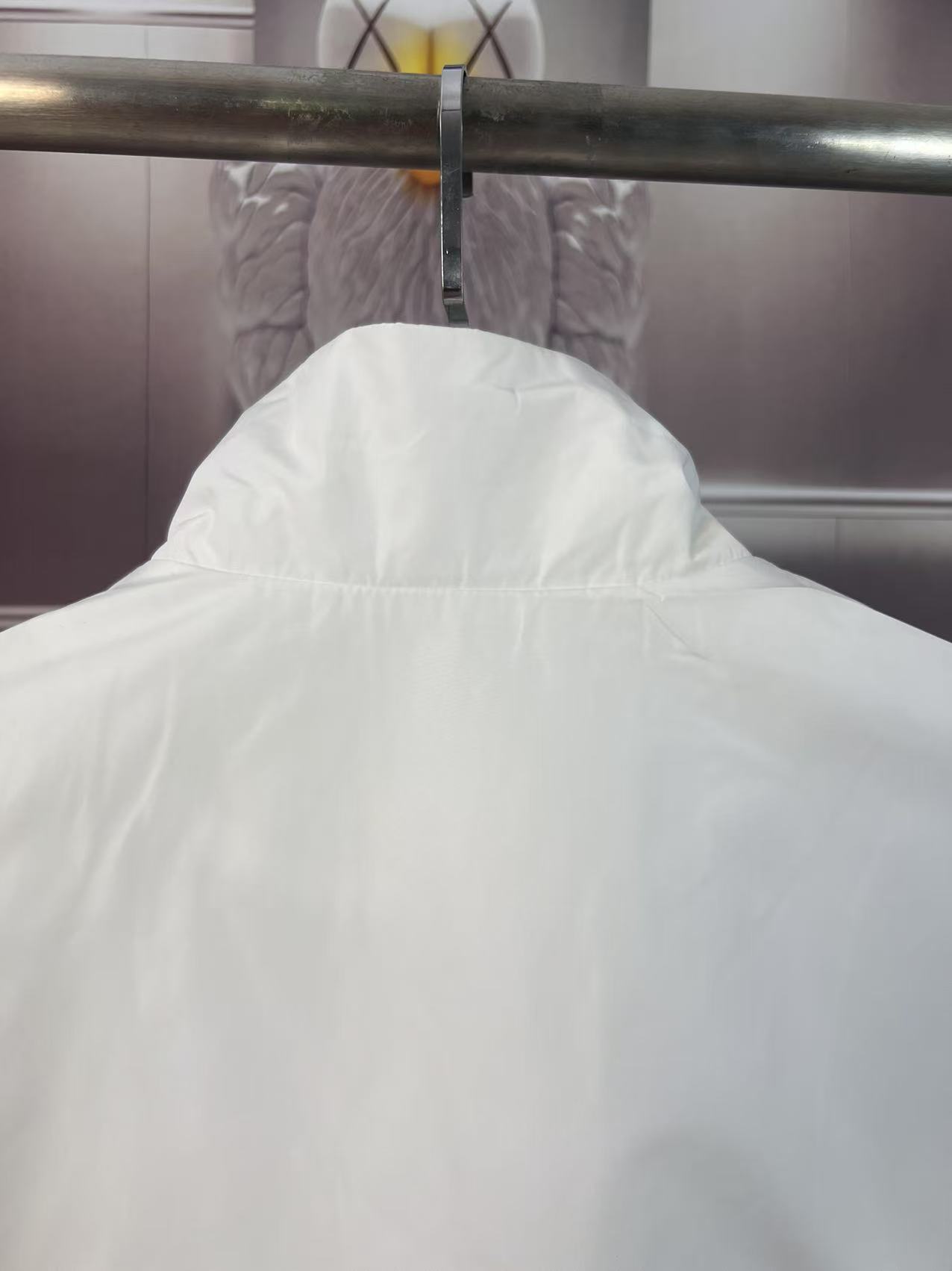 P190✨✨
 Prada 普拉达 2025秋冬新款 立领风衣夹克外套 薄款冲锋衣 经典红胶条logo 官网同步   原版定做五金拉链 走线工整 上身效果完美 男士休闲外套
颜色：白色
尺码：M-3XL