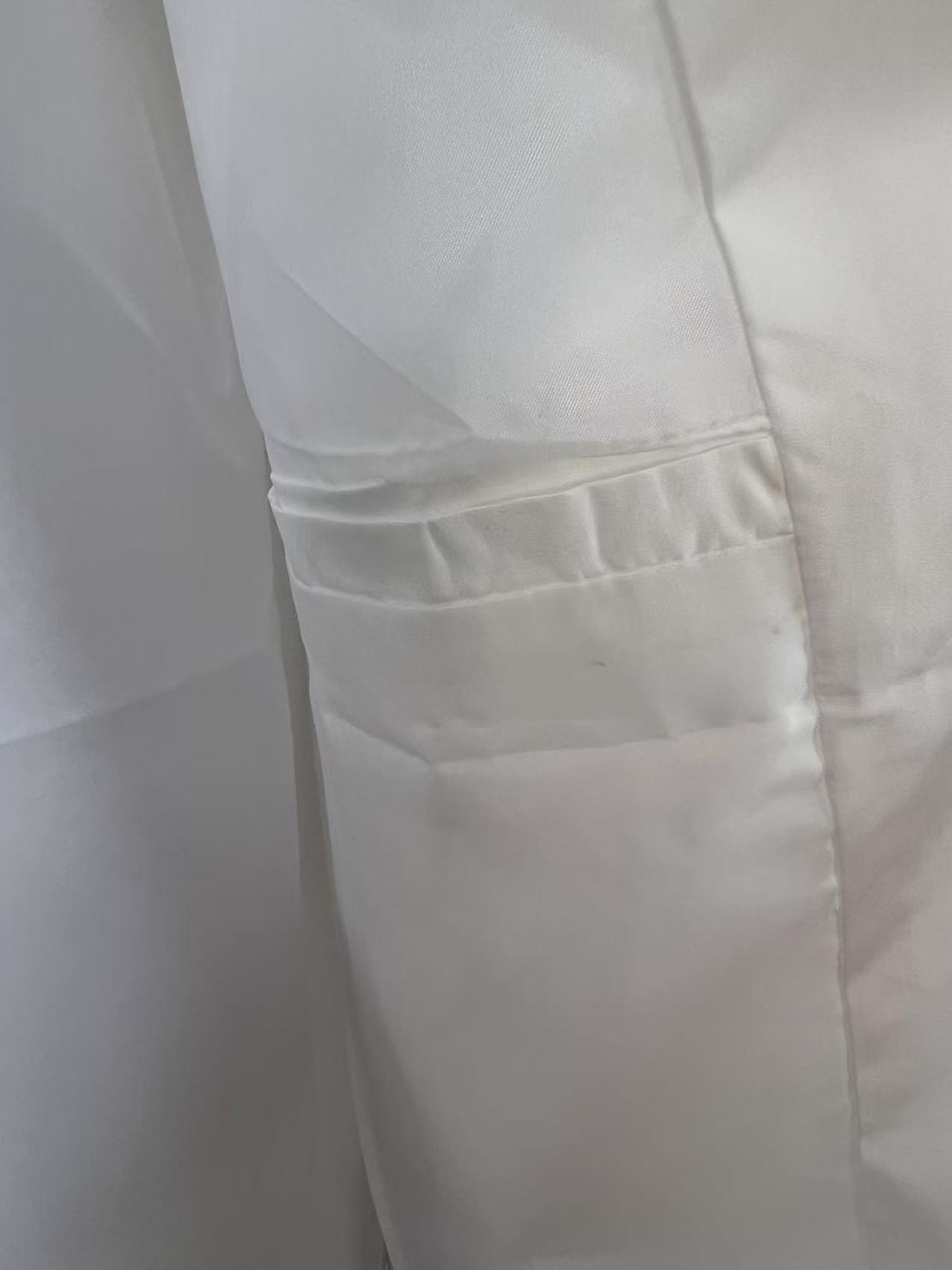 P190✨✨
 Prada 普拉达 2025秋冬新款 立领风衣夹克外套 薄款冲锋衣 经典红胶条logo 官网同步   原版定做五金拉链 走线工整 上身效果完美 男士休闲外套
颜色：白色
尺码：M-3XL