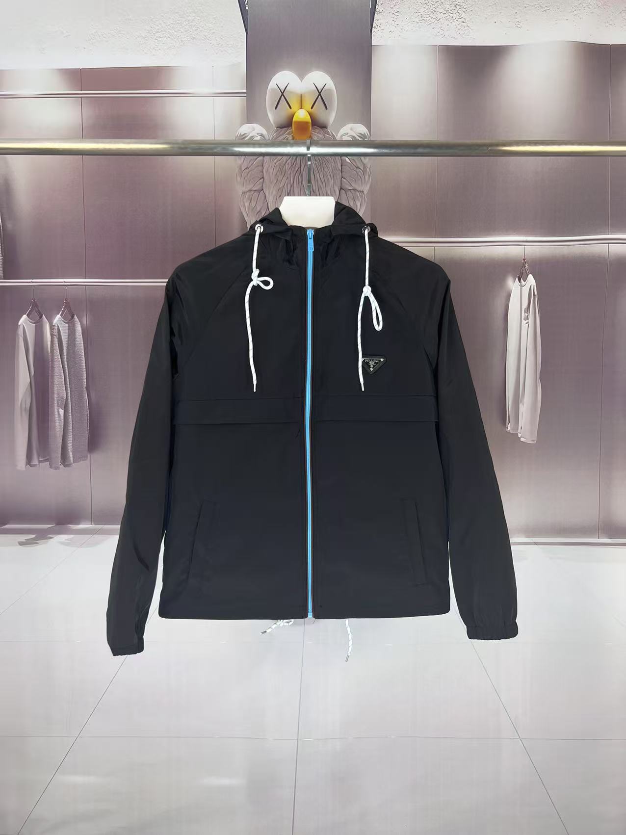 P190✨✨
 Prada 普拉达 2025秋冬新款 连帽风衣夹克外套 冲锋衣 胸前三角标刺绣 官网同步   原版定做五金拉链 走线工整 上身效果完美 男士休闲外套
颜色：黑色 
尺码：M-3XL