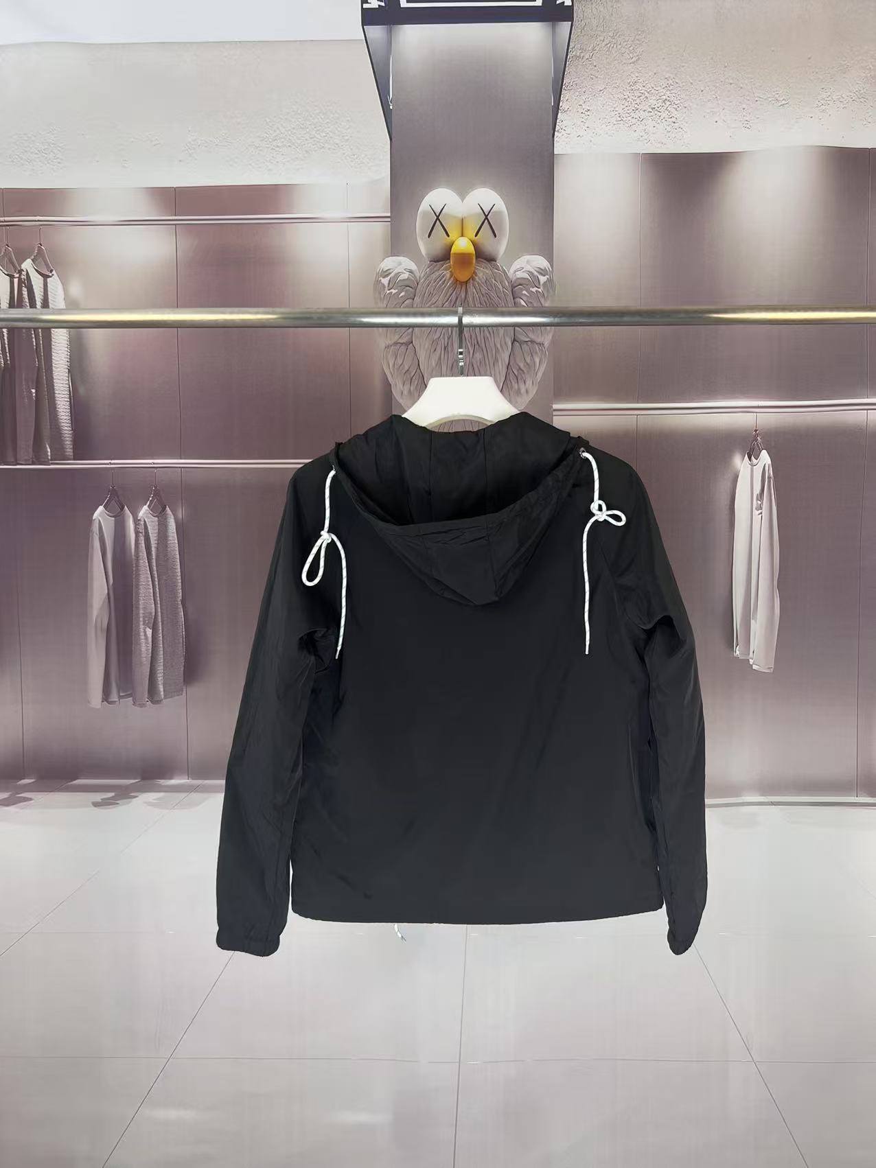 P190✨✨
 Prada 普拉达 2025秋冬新款 连帽风衣夹克外套 冲锋衣 胸前三角标刺绣 官网同步   原版定做五金拉链 走线工整 上身效果完美 男士休闲外套
颜色：黑色 
尺码：M-3XL
