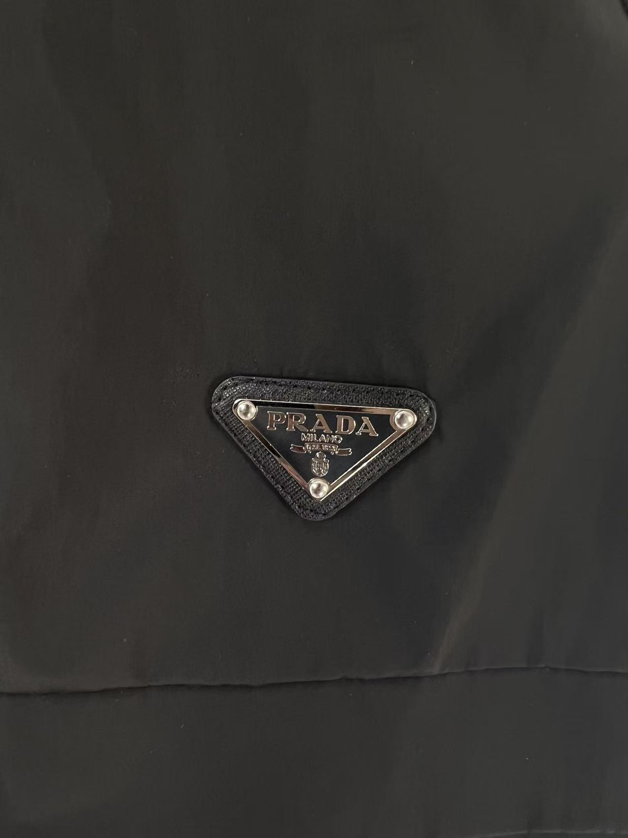 P190✨✨
 Prada 普拉达 2025秋冬新款 连帽风衣夹克外套 冲锋衣 胸前三角标刺绣 官网同步   原版定做五金拉链 走线工整 上身效果完美 男士休闲外套
颜色：黑色 
尺码：M-3XL