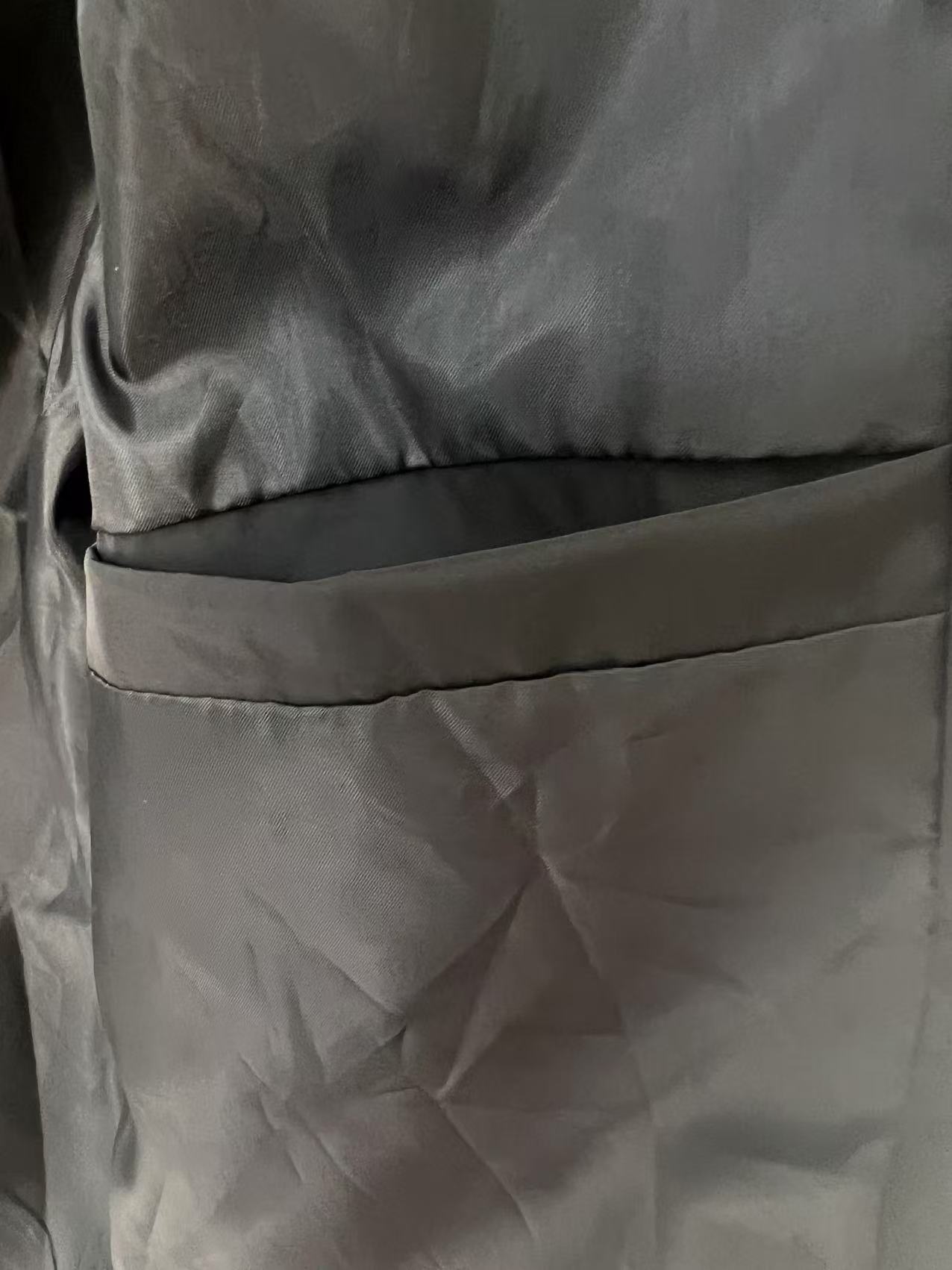 P190✨✨
 Prada 普拉达 2025秋冬新款 连帽风衣夹克外套 冲锋衣 胸前三角标刺绣 官网同步   原版定做五金拉链 走线工整 上身效果完美 男士休闲外套
颜色：黑色 
尺码：M-3XL