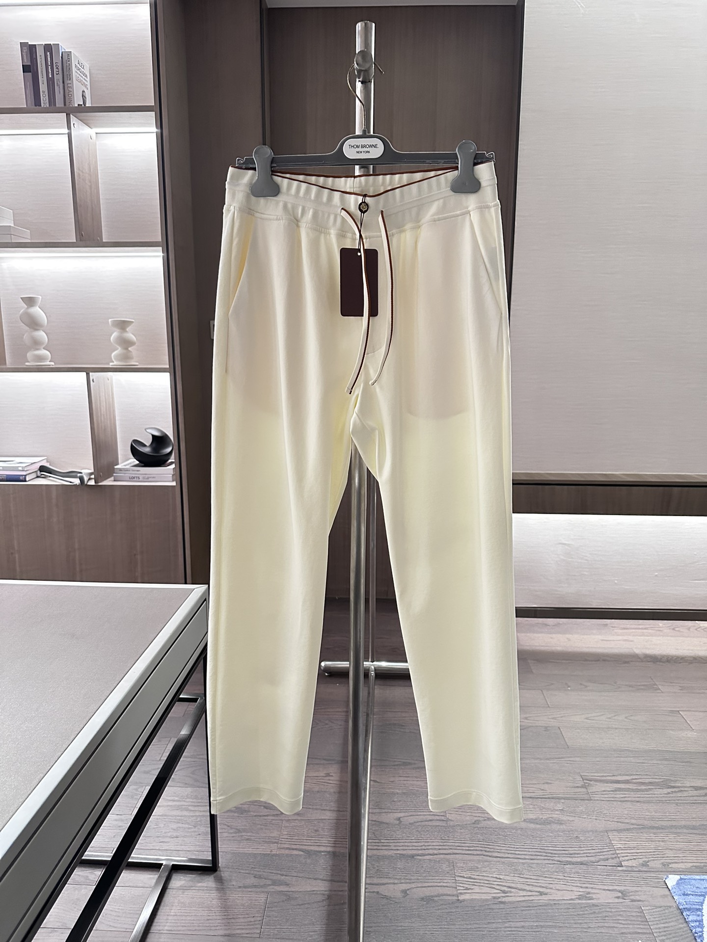 NO:569409,LP drawstring embroidered track pants!  Fashion series, unique patchwork design, drawstring casual pants. Yarn ordering begins with dyeing and spinning. A major domestic factory exports to Japan and supplies fabrics from several top brands. It feels soft and waxy, quite wide and stylish, solving the problem of discoloration after washing. The pants are neat and elegant, and the upper body looks tall and handsome. Sizes S-2XL, loro piana, alexander wang19860909LP 抽绳刺绣休闲裤！ 时尚系列,独特拼料设计,抽绳休闲裤. 订纱开始订染和订纺. 国内某大厂出口日本 和供应几大顶级品牌的面料. 手感软糯 , 挺阔有型 , 解决 , 洗涤变色的问题. 裤型利落大气 , 上身显高超帅. 尺码S-2XL,,loro piana,alexander wang,Men's clothing