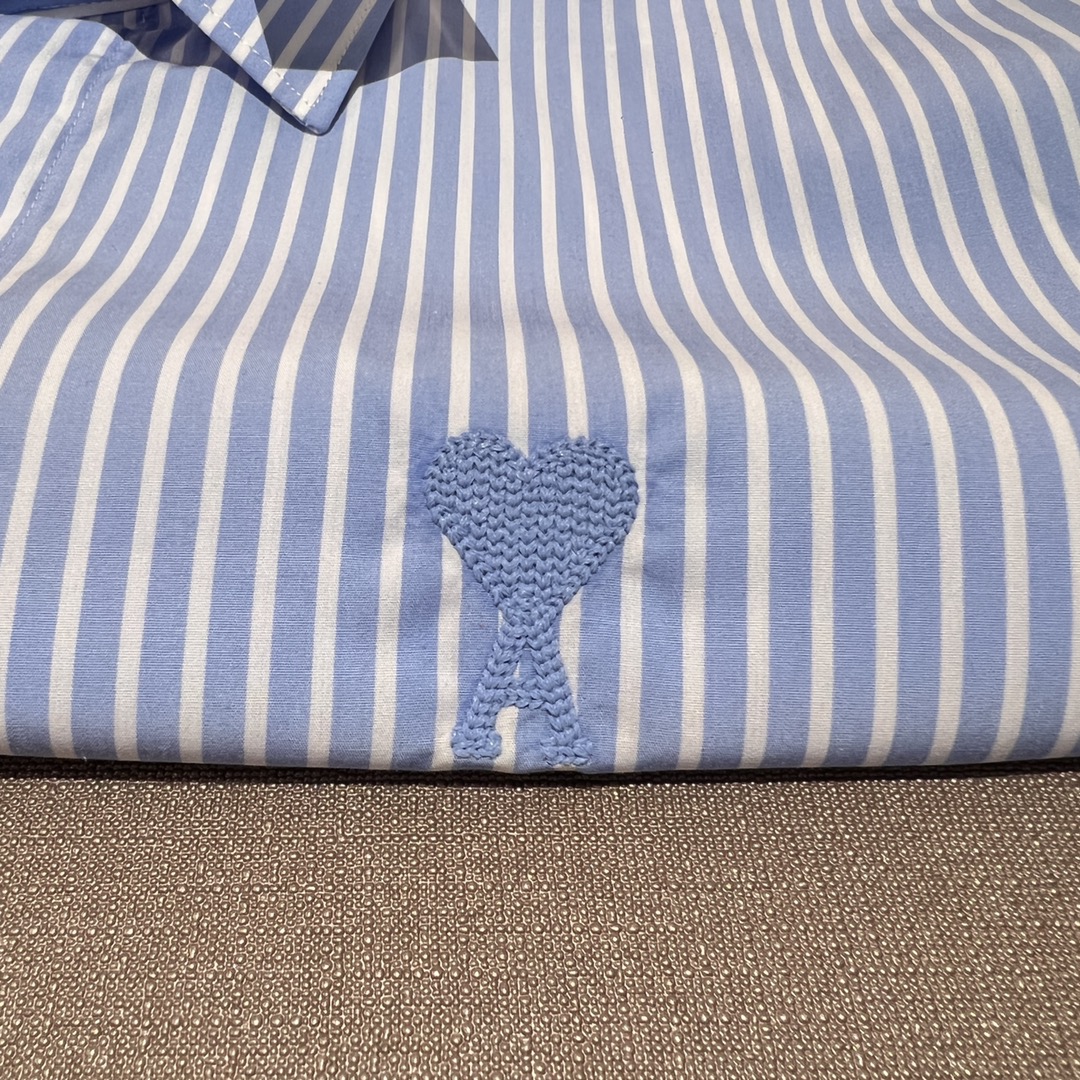 新款 AMI官网在售，专柜同款！经典条纹刺绣衬衫怎么穿都好看，衣很讲究品质，经典的款式每年都是爆款客供格