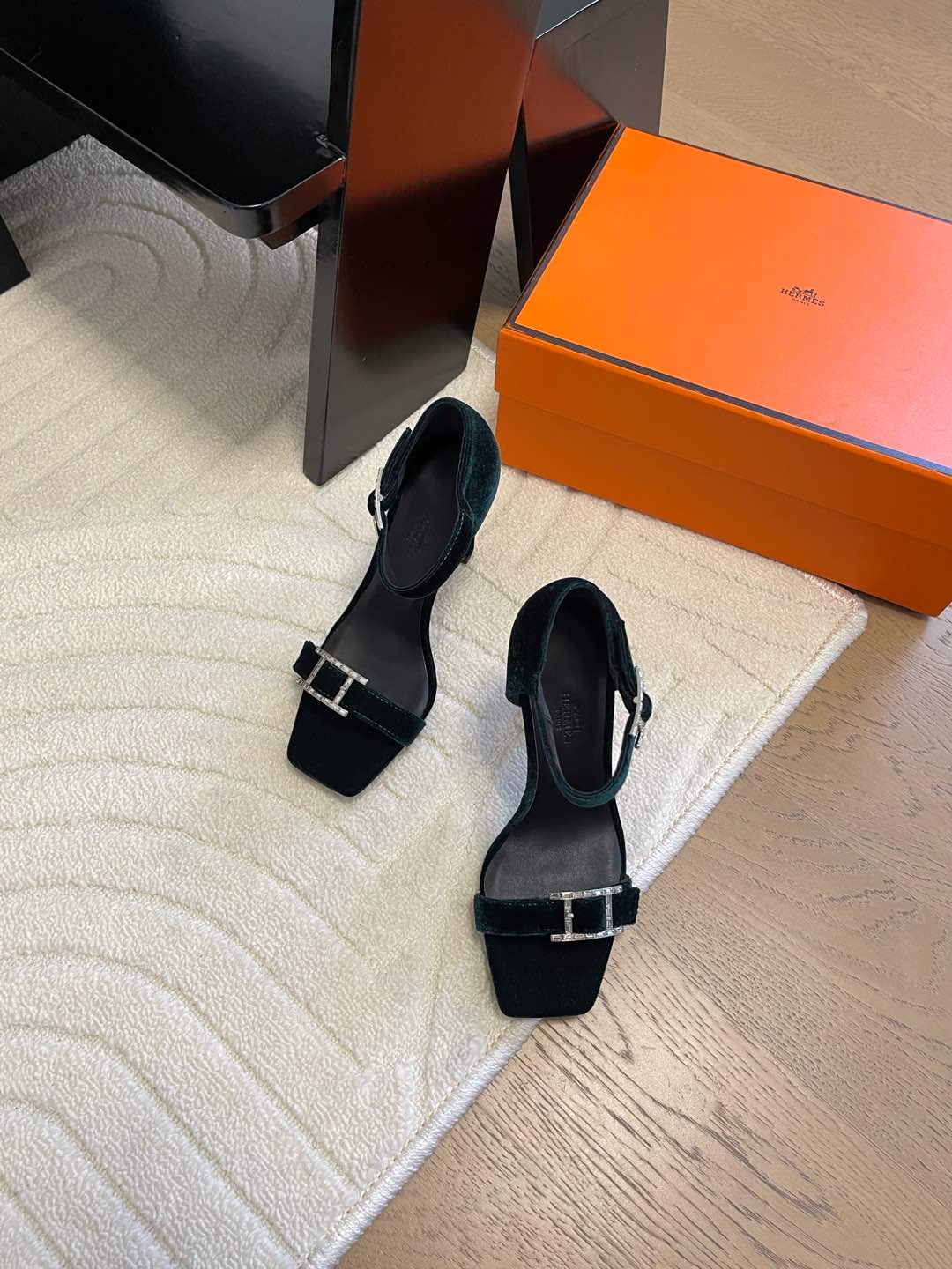 NO:129258,Hermès classic high-heeled sandals are fashionable and have a tone when you put them on. Simple styles are good with a sense of luxury. It is hard not to like versatile colors and smooth lines!  The fabric is imported sheepskin/velvet. The inner foot pads are all lambskin. Italian imported cowhide outsole. Heel height is 10cm. Size35-39 (customized by 40/41/42), sandals, hermes, hermes, sandals, cowhide, sheepskin19860909Hermès爱马仕经典高跟凉鞋 时髦感十足、随便上脚都很有腔调 简简单单的款式随便搭配一下高级感就很棒 百搭的颜色流畅的线条很难不爱！ 面料采用进口羊皮/丝绒 内里垫脚均为小羊皮 意大利进口牛皮大底 跟高10cm Size35-39(40/41/42定制）,凉鞋,hermes,hermes,sandals,cowhide,sheepskin,Women's Shoes