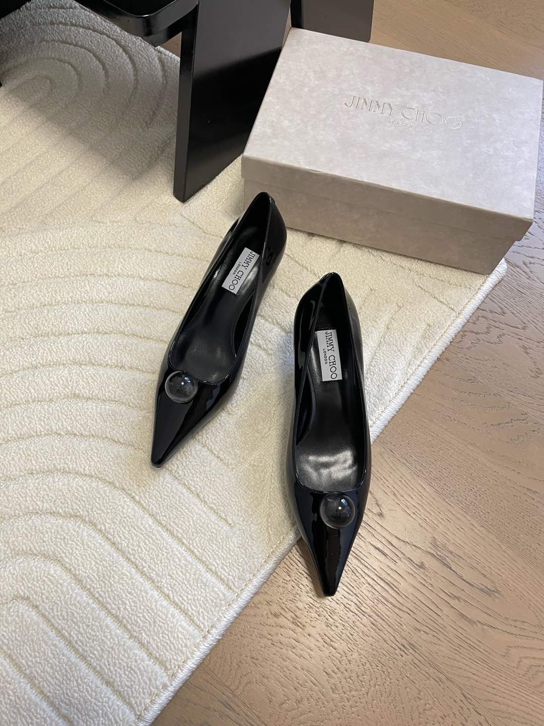 NO:129254,Jimmy Choo early spring crystal diamond buckle pointed single shoes lambskin upper with diamond buckle material open-edge patent leather original development code is easy to control size 35-42 (40 41 42 orders) Heel high flat bottom/8.5cm Counter synchronous original packaging, single shoes, jimmy choo, sheepskin19860909Jimmy Choo早春水晶钻扣尖头单鞋 小羊皮鞋面 搭配钻扣  材质 开边珠漆皮 原版开发 码正易驾驭 码数35-42（40 41 42订） 跟高平底/8.5cm 专柜同步原版包装,单鞋,jimmy choo,sheepskin,Women's Shoes