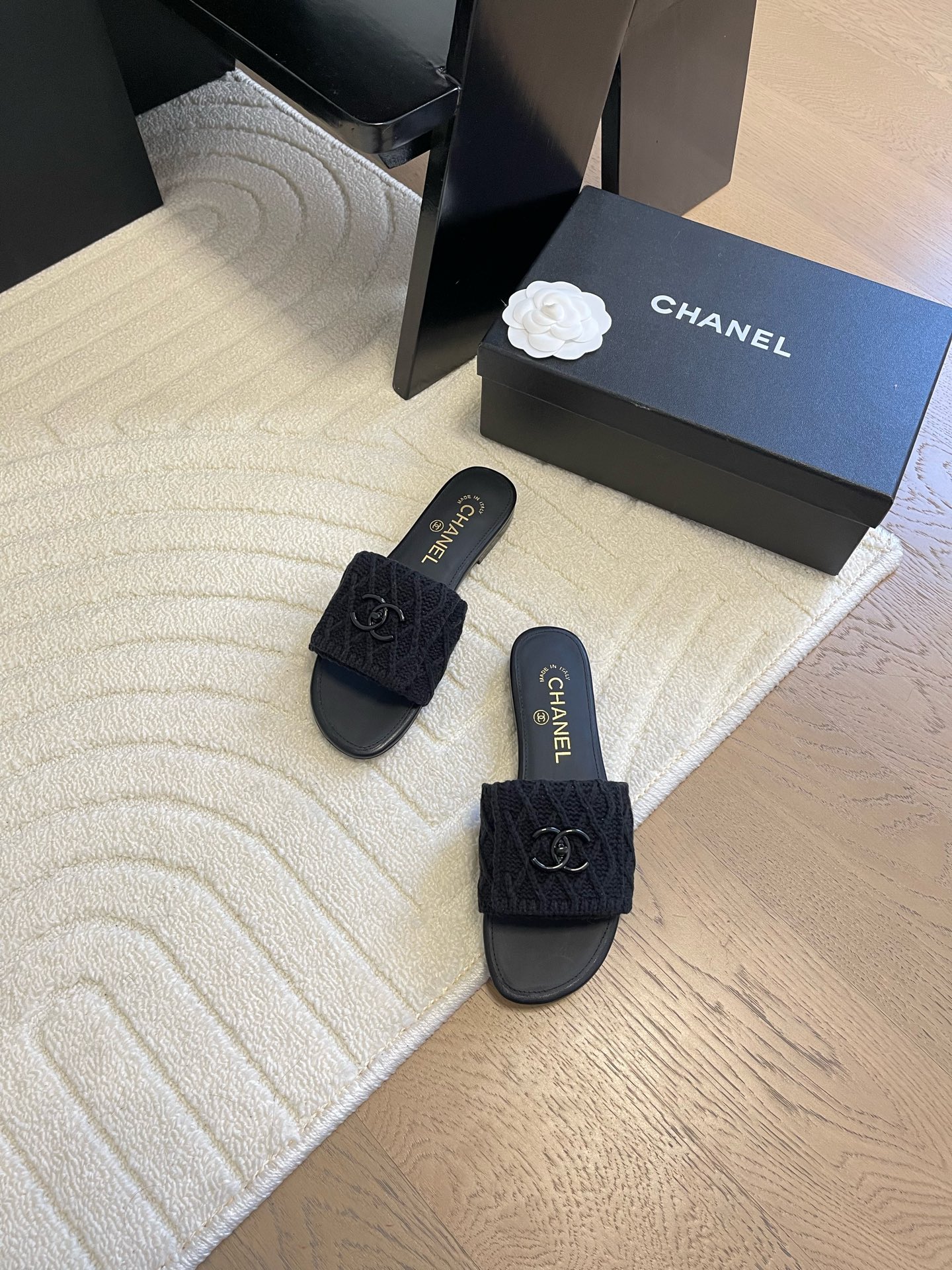 NO:174560,Chanel 25C new double C woven slippers New woven fabric woven upper inner sheepskin leather outsole Size:35-39 Other sizes customized, slippers, chanel, slippers, sheepskin, Leather soles19860909Chanel 25C新款双C编织拖鞋 新编织面料 编织鞋面 内里羊皮 真皮大底 Size:35-39 其他码数定做,拖鞋,chanel,slippers,sheepskin,Leather soles,Women's Shoes