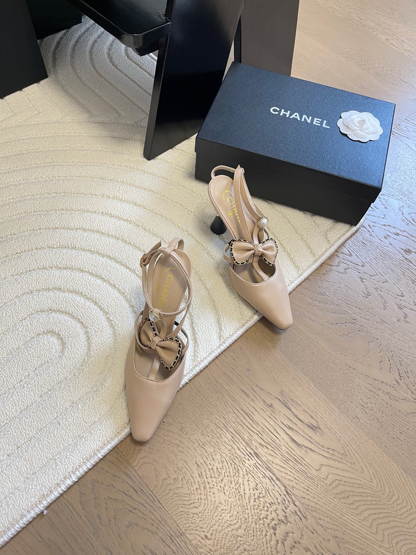 NO:230923,Chanel 25C new ballet bow, top-quality pair of products!  All colors are available in my home!  Imported leather material on the upper, sheepskin inside the footrest, original hardware buckle. They are all equipped with top-grade packaging for the counter!  Size:35-39 Other sizes custom made, sandals, chanel, sandals, sheepskin19860909Chanel 25C新款芭蕾舞蝴蝶结 顶级对版货！ 所有的颜色我家都有！ 鞋面进口皮料,垫脚内里羊皮,原版五金扣. 均配专柜顶级包装！ Size:35-39 其它码数定做,凉鞋,chanel,sandals,sheepskin,Women's Shoes