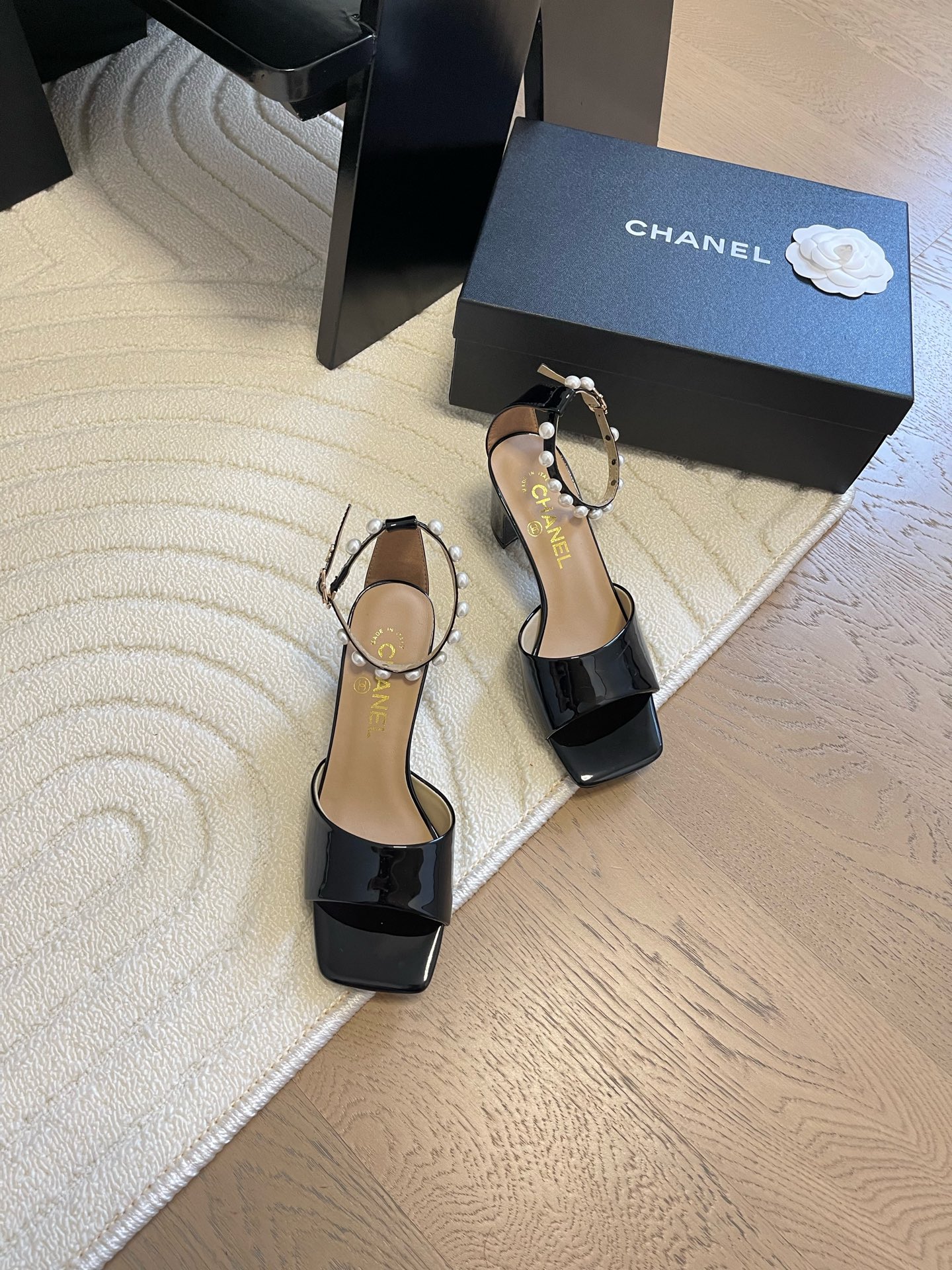 NO:166190,Chanel25C Early Spring Pearl Heel Sandals Series Simple yet sweet and playful!  The classic color combination of the toe is simple and easy to match, and it is more heeled with a strap. Inner sheepskin leather outsole Size: 35-39 Other sizes customized, sandals, chanel, sandals, sheepskin, Leather soles19860909Chanel25C早春珍珠粗跟凉鞋系列 简约又不失甜美俏皮！ 鞋头经典拼色简约易搭,搭配一字带更加跟脚. 内里羊皮 真皮大底 Size:35-39 其他码数定做,凉鞋,chanel,sandals,sheepskin,Leather soles,Women's Shoes