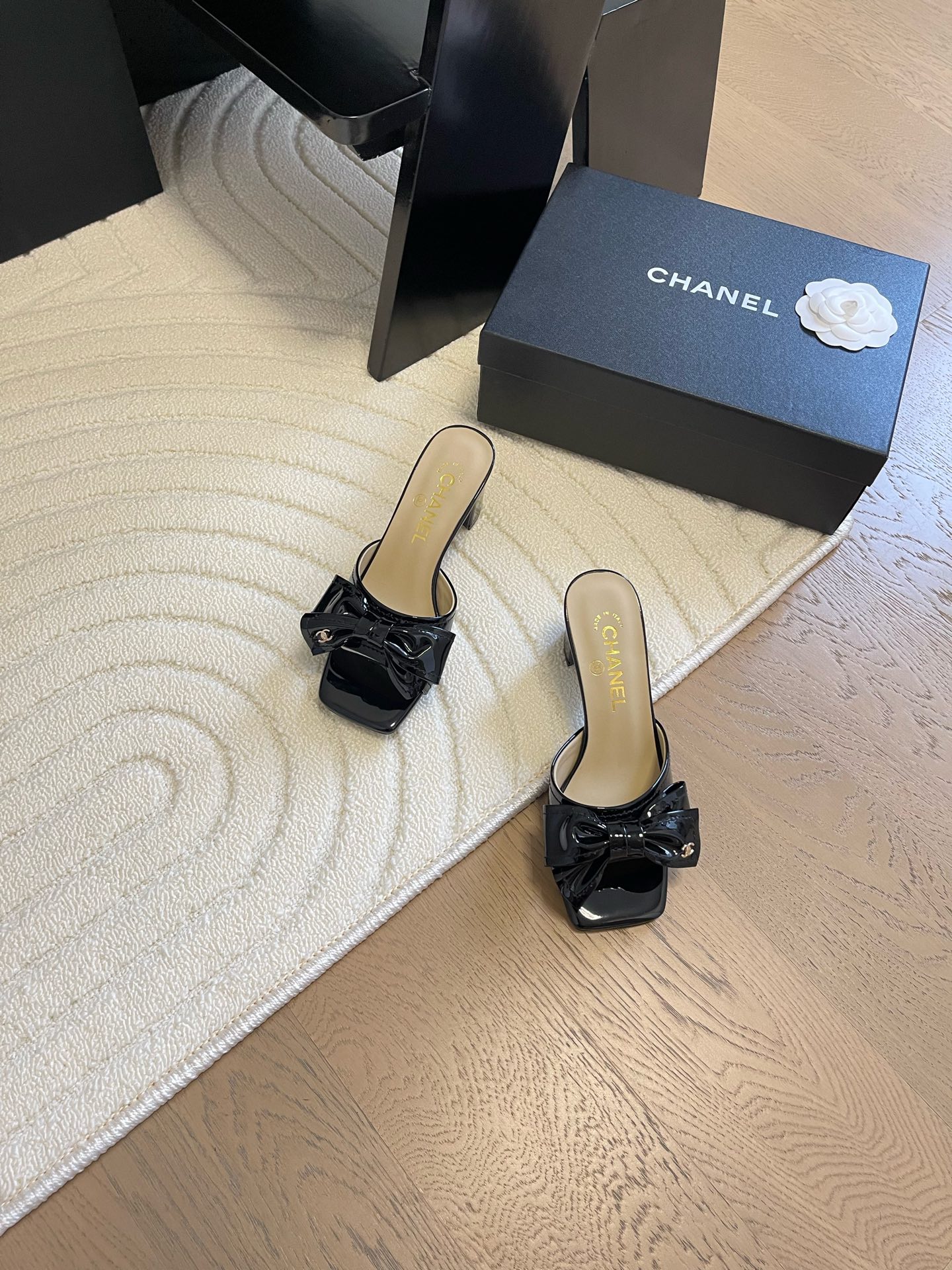 NO:174553,Chanel25C Early Spring Pearl Heel Sandals Series Simple yet sweet and playful!  The classic color combination of the toe is simple and easy to match, and it is more heeled with a strap. Inner sheepskin leather sole Size: 35-39 Other sizes customized, semi-torque, chanel, sandals, sheepskin, Leather soles19860909Chanel25C早春珍珠粗跟凉鞋系列 简约又不失甜美俏皮！ 鞋头经典拼色简约易搭,搭配一字带更加跟脚. 内里羊皮 真皮大底 Size:35-39 其他码数定做,半拖,chanel,sandals,sheepskin,Leather soles,Women's Shoes