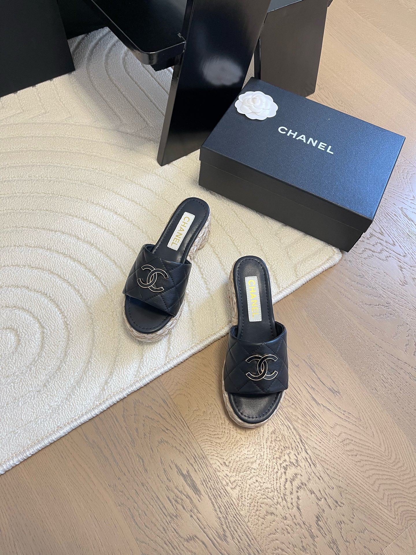 NO:174586,Chanel 25P new double C woven slippers New woven fabric woven upper inner sheepskin original outsole Size: 35-39 Other sizes customized, slippers, chanel, slippers, sheepskin19860909Chanel 25P新款双C编织拖鞋 新编织面料 编织鞋面 内里羊皮 原版大底 Size:35-39 其他码数定做,拖鞋,chanel,slippers,sheepskin,Women's Shoes