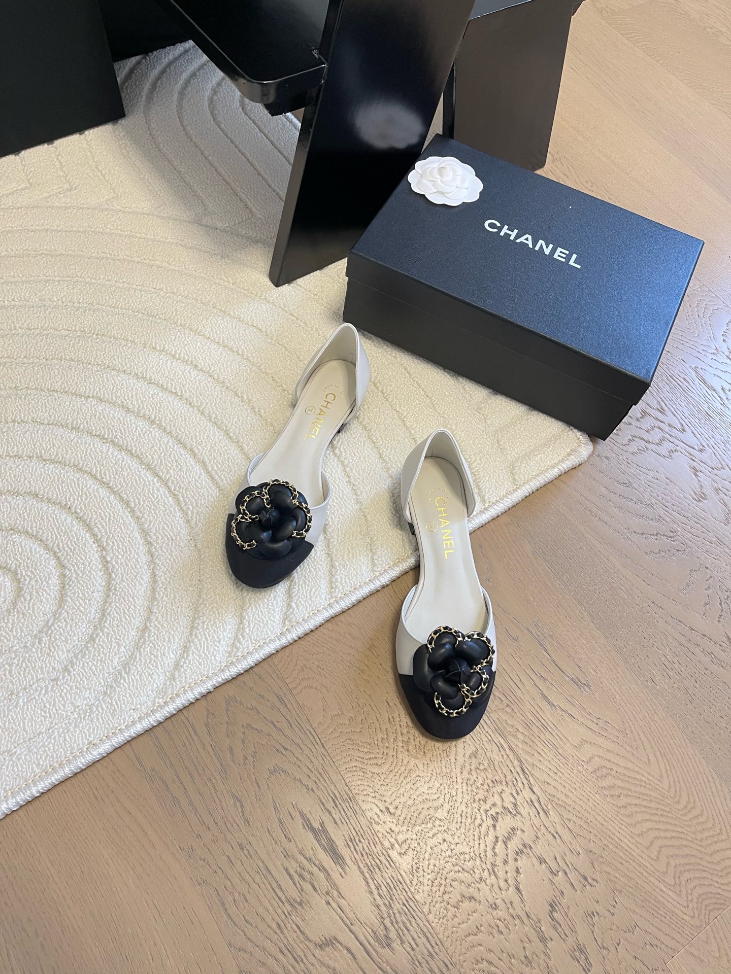 NO:230918,Chanel 25C new camellia series single shoes. It is hard not to love the beautiful camellia series. Upper cowhide, inner sheepskin, genuine leather outsole. Original molded camellia. Medium heel 3.5cm Size: 35-39. Customized for other sizes, single shoes, chanel, cowhide, sheepskin, Leather soles19860909Chanel 25C新款山茶花系列单鞋 绝美山茶花系列很难不爱 鞋面牛皮 内里羊皮 真皮大底 原版开模山茶花 中跟3.5cm Size:35-39 其他码数定做,单鞋,chanel,cowhide,sheepskin,Leather soles,Women's Shoes
