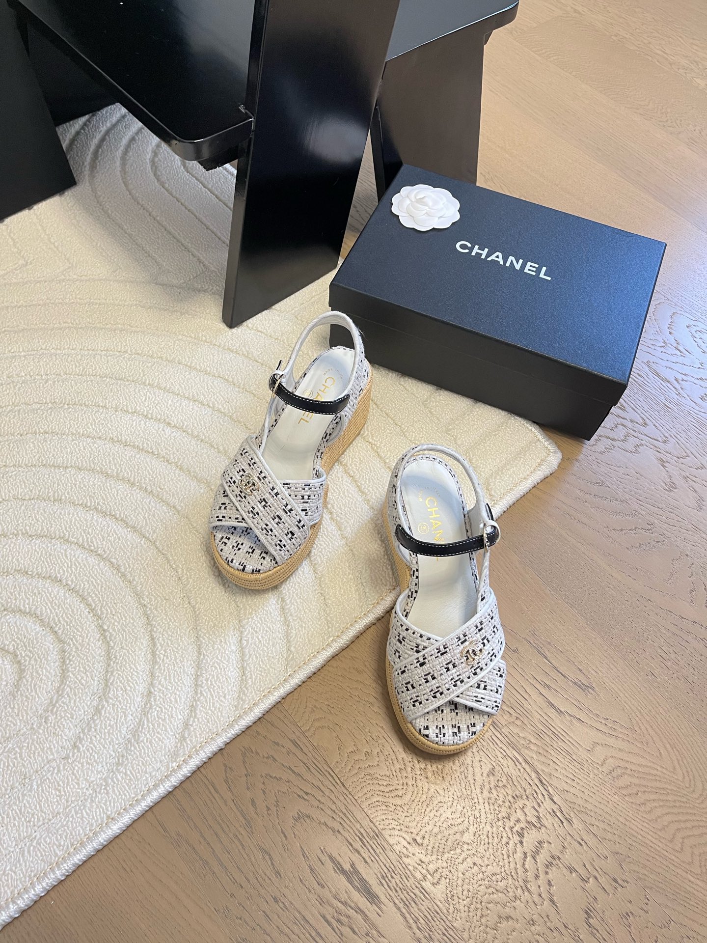 NO:166205,Chanel 25C showcase thick-soled waterproof platform sandals, upper Yangjing, waterproof platform 4cm, heel 12cm!  It's very stable after getting on!  Wearing a 2.8-meter-long inner foot padded sheepskin, original outsole. Size: 35-39 40 custom made, sandals, chanel, sandals, sheepskin, sheep19860909Chanel 25C秀款厚底防水台凉鞋 鞋面羊京,防水台4cm,后跟12cm！ 上脚后很稳！穿上立马两米八 内里垫脚羊皮,原版大底. Size:35-39 40定做,凉鞋,chanel,sandals,sheepskin,sheep,Women's Shoes
