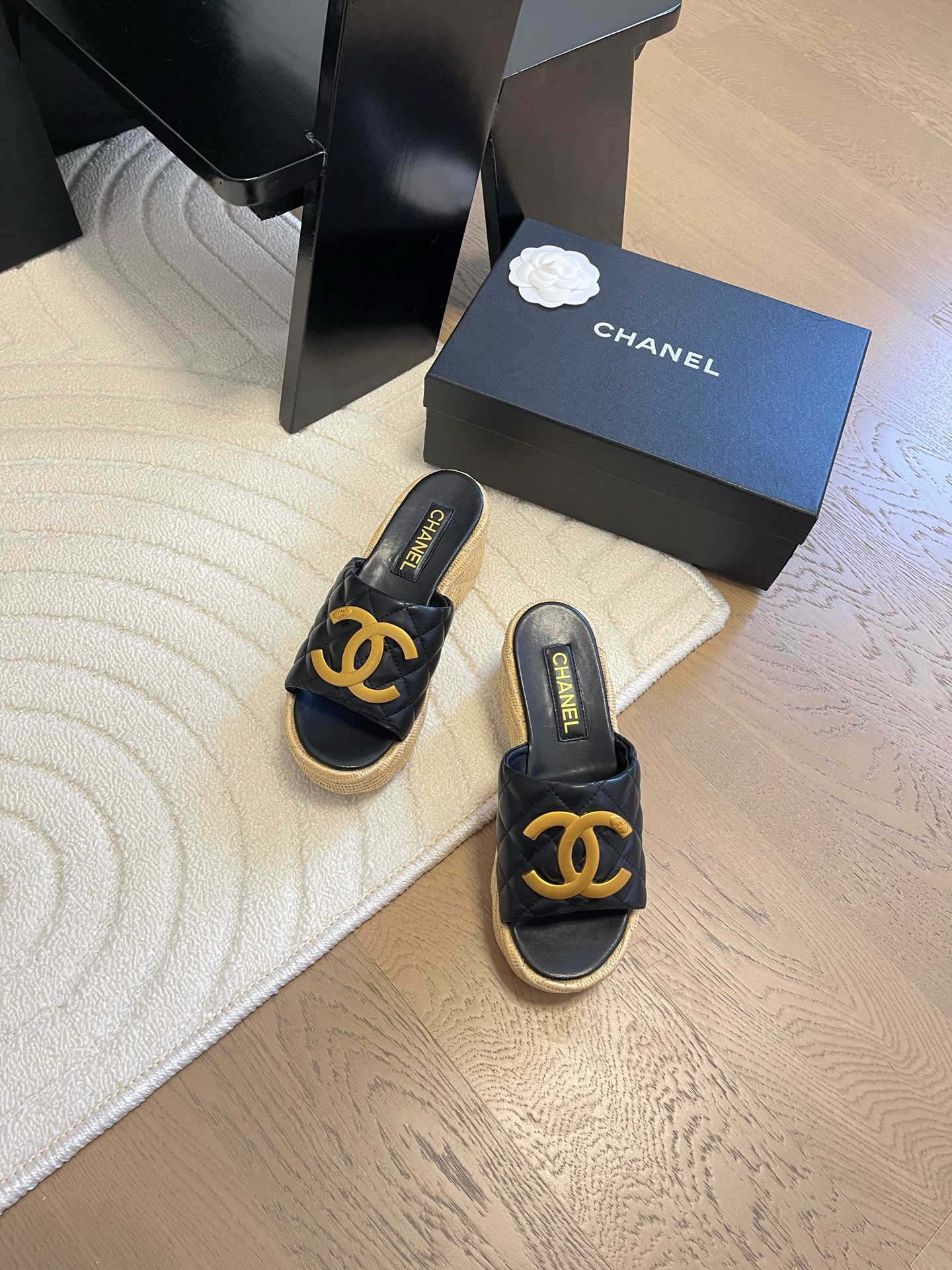 NO:174574,Chanel 25C early spring vacation series slippers This is the sweetheart Barbie season. How many fragrant grandma girls and girls are going to flood the hearts of girls? A shiny feeling. Classic large-scale design. Custom upper fabric. Upper cowhide. Inner sheepskin. Size: 35-39. Other sizes are fixed, slippers, chanel, slippers, cowhide, sheepskin.19860909Chanel 25C早春度假系列拖鞋 这是甜心芭比的一季 又要让多少香奶奶女孩少女心泛滥 让人眼前一亮的感觉 经典的大标设计 鞋面定制面料 鞋面牛皮 内里羊皮 Size:35-39 其他码数定,拖鞋,chanel,slippers,cowhide,sheepskin,Women's Shoes