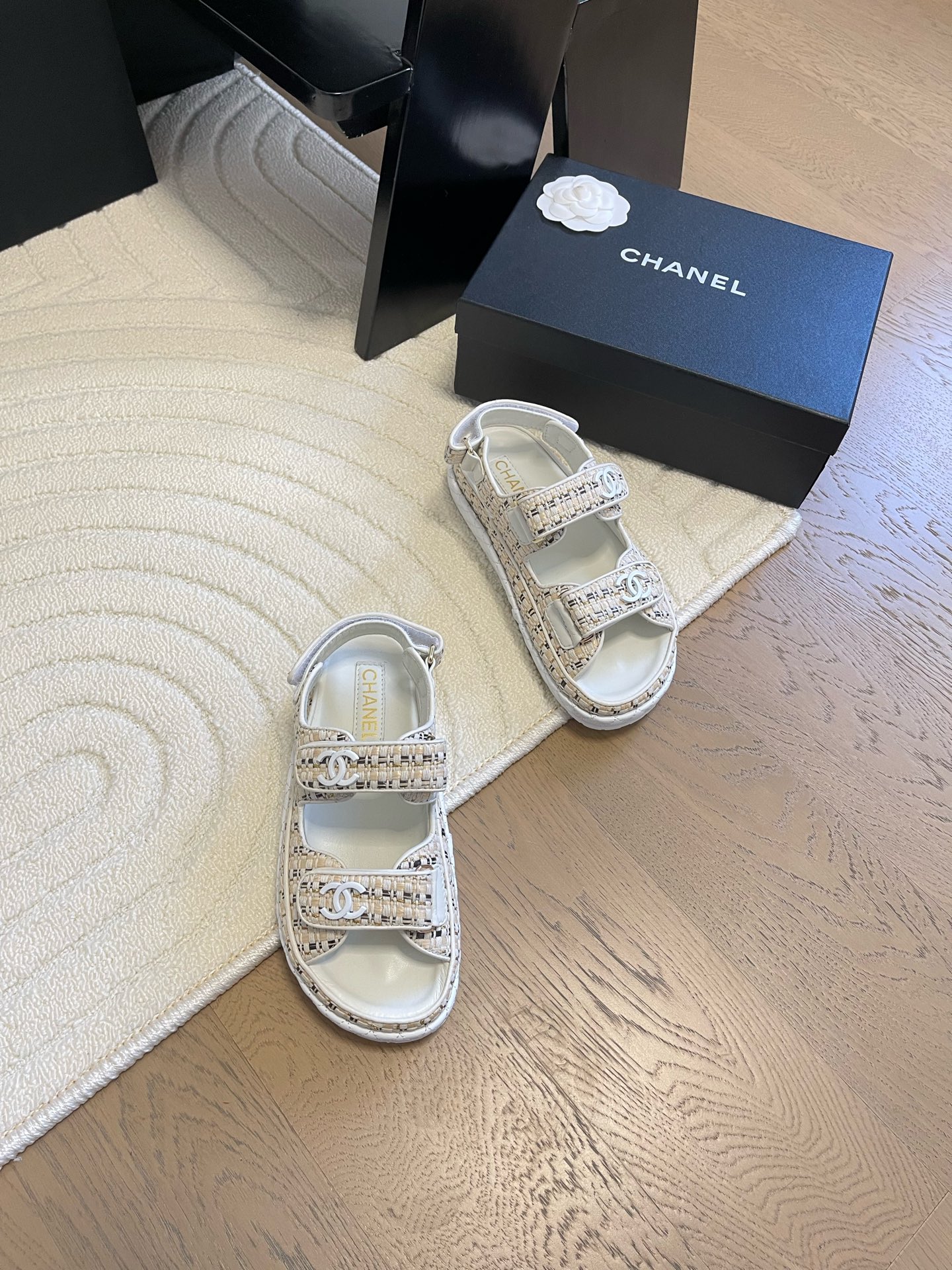 NO:166201,Foam outsole version Chanel 25 new Velcro sandal layout!  Top version of the product!  All colors are available in my home!  Imported upper fabric, sheepskin inside the footrest, original hardware buckle. All equipped with top-grade packaging for special counters!  Size:35-39 Other sizes custom made, sandals, chanel, sandals, sheepskin19860909发泡大底版本 Chanel 25新魔术贴凉鞋版面！ 顶级对版货！ 所有的颜色我家都有！ 鞋面进口面料,垫脚内里羊皮,原版五金扣. 均配专柜顶级包装！ Size:35-39 其它码数定做,凉鞋,chanel,sandals,sheepskin,Women's Shoes