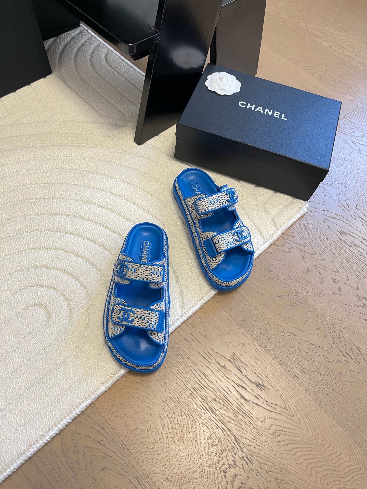 NO:166187,Foam outsole version Chanel 25 new Velcro sandal layout!  Top version of the product!  All colors are available in my home!  Imported upper fabric, sheepskin inside the footrest, original hardware buckle. All equipped with top-grade packaging for special counters!  Size:35-39 Other sizes customization, slippers, chanel, sandals, slippers, sheepskin19860909发泡大底版本 Chanel 25新魔术贴凉鞋版面！ 顶级对版货！ 所有的颜色我家都有！ 鞋面进口面料,垫脚内里羊皮,原版五金扣. 均配专柜顶级包装！ Size:35-39 其它码数定做,拖鞋,chanel,sandals,slippers,sheepskin,Women's Shoes