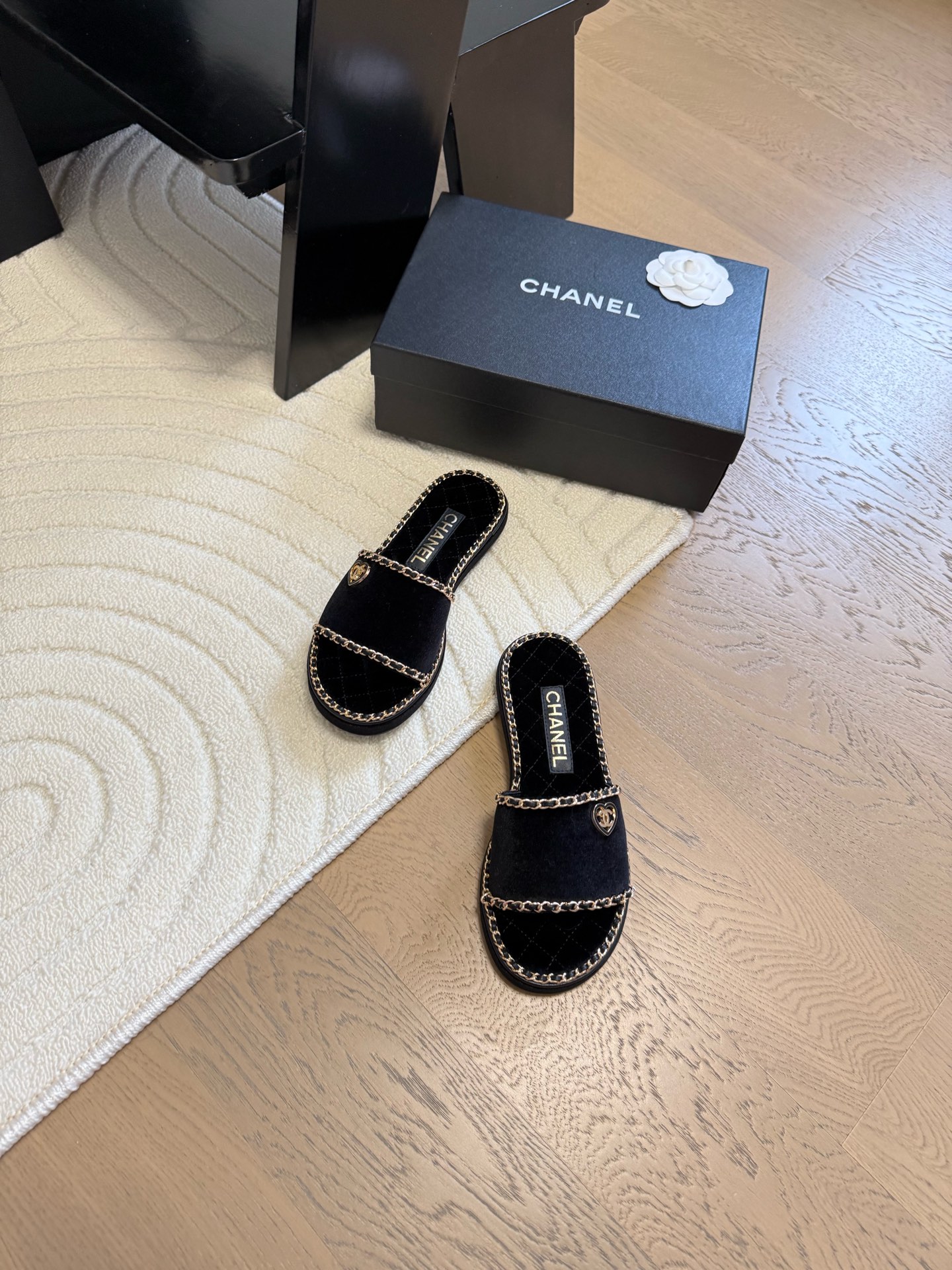 NO:174559,Chanel 25C spring and summer chain slippers series, the first series is released, I have all the counters, high-quality, upper cowhide/original fabric, inner sheepskin, original outsole Size: 35-39 Other sizes, slippers, chanel, slippers, cowhide, sheepskin19860909Chanel 25C春夏链条拖鞋全系列 全系列首发 专柜有的我都有 高版本高品质 鞋面牛皮/原版面料 内里羊皮 原版大底 Size:35-39 其他码数定,拖鞋,chanel,slippers,cowhide,sheepskin,Women's Shoes