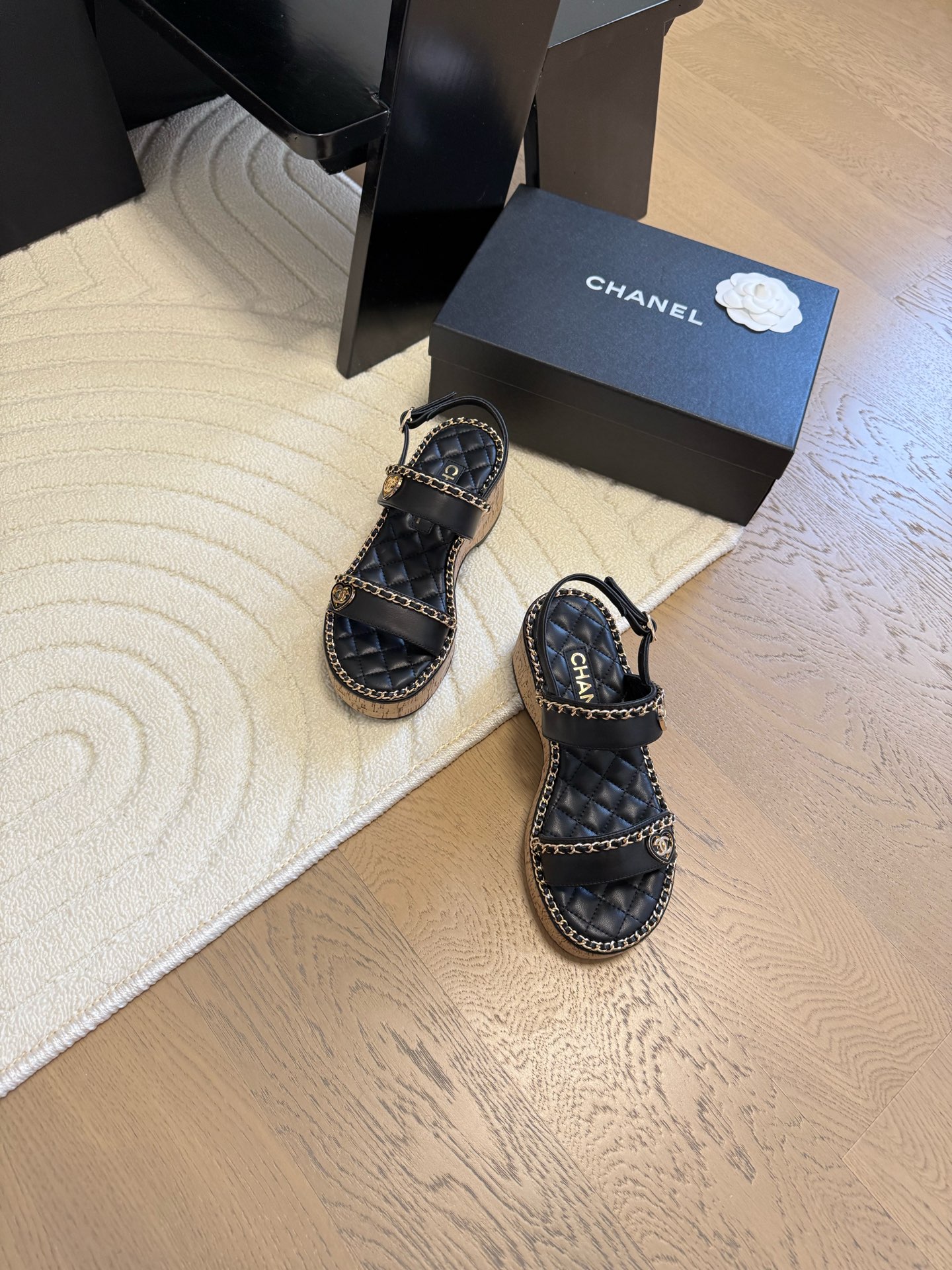 NO:166195,Chanel 25C spring and summer chain slippers series, the first series is released, I have all the counters, high-quality, upper cowhide/original fabric, inner sheepskin, original sole, Size:35-39 Other sizes, sandals, chanel, sandals, slippers, cowhide, sheepskin19860909Chanel 25C春夏链条拖鞋全系列 全系列首发 专柜有的我都有 高版本高品质 鞋面牛皮/原版面料 内里羊皮 原版大底 Size:35-39 其他码数定,凉鞋,chanel,sandals,slippers,cowhide,sheepskin,Women's Shoes