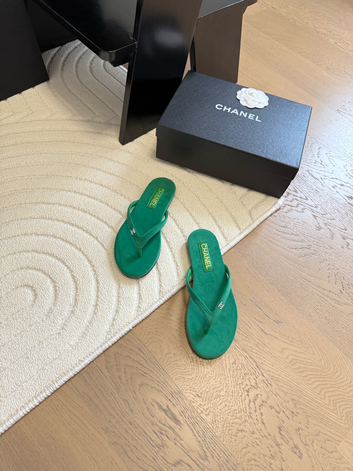 NO:174577,Chanel 25C new foot-clip flip flops. This series is really amazing. How could it be so beautiful!  Summer is really invincible with salt and sweet~ The upper is imported calfskin/velvet, and the inner is lambskin/velvet, genuine leather outsole. Size 35-39 (customized by 40/41), slippers, chanel, slippers, cowhide, sheepskin, Leather soles19860909Chanel 25C新品夹脚人字拖鞋 这一系列这真的是绝了 怎么会这么美！ 夏天真的是无敌搭配可盐可甜～ 鞋面采用进口小牛皮/丝绒 内里是小羊皮/丝绒 真皮大底 码数35-39（40/41定制）,拖鞋,chanel,slippers,cowhide,sheepskin,Leather soles,Women's Shoes