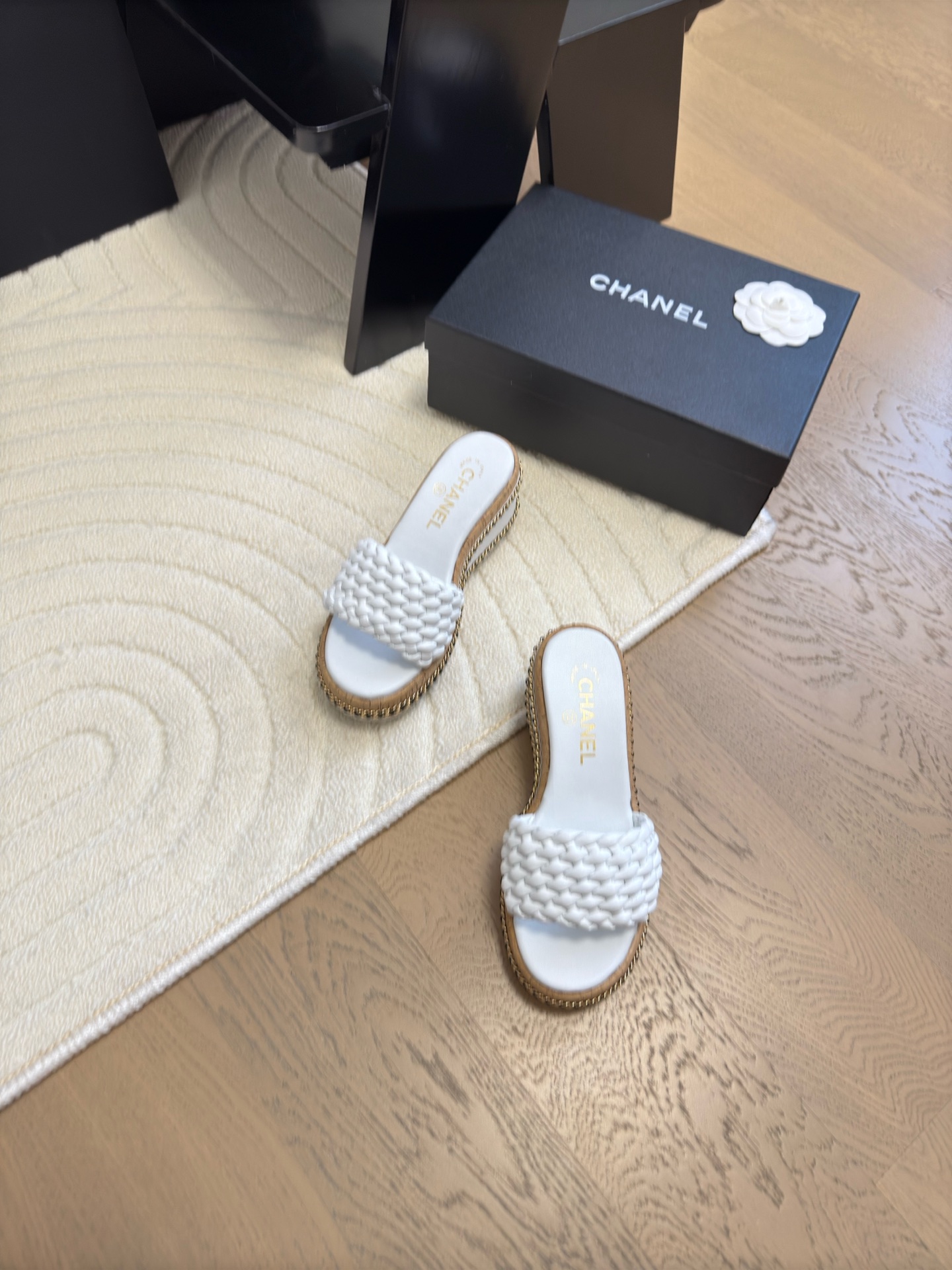 NO:174571,Chanel 25C double C woven chain slippers New woven fabric woven upper inner sheepskin original outsole Size:35-39 Other sizes customized, slippers, chanel, slippers, sheepskin19860909Chanel 25C双C编织链条拖鞋 新编织面料 编织鞋面 内里羊皮 原版大底 Size:35-39 其他码数定做,拖鞋,chanel,slippers,sheepskin,Women's Shoes