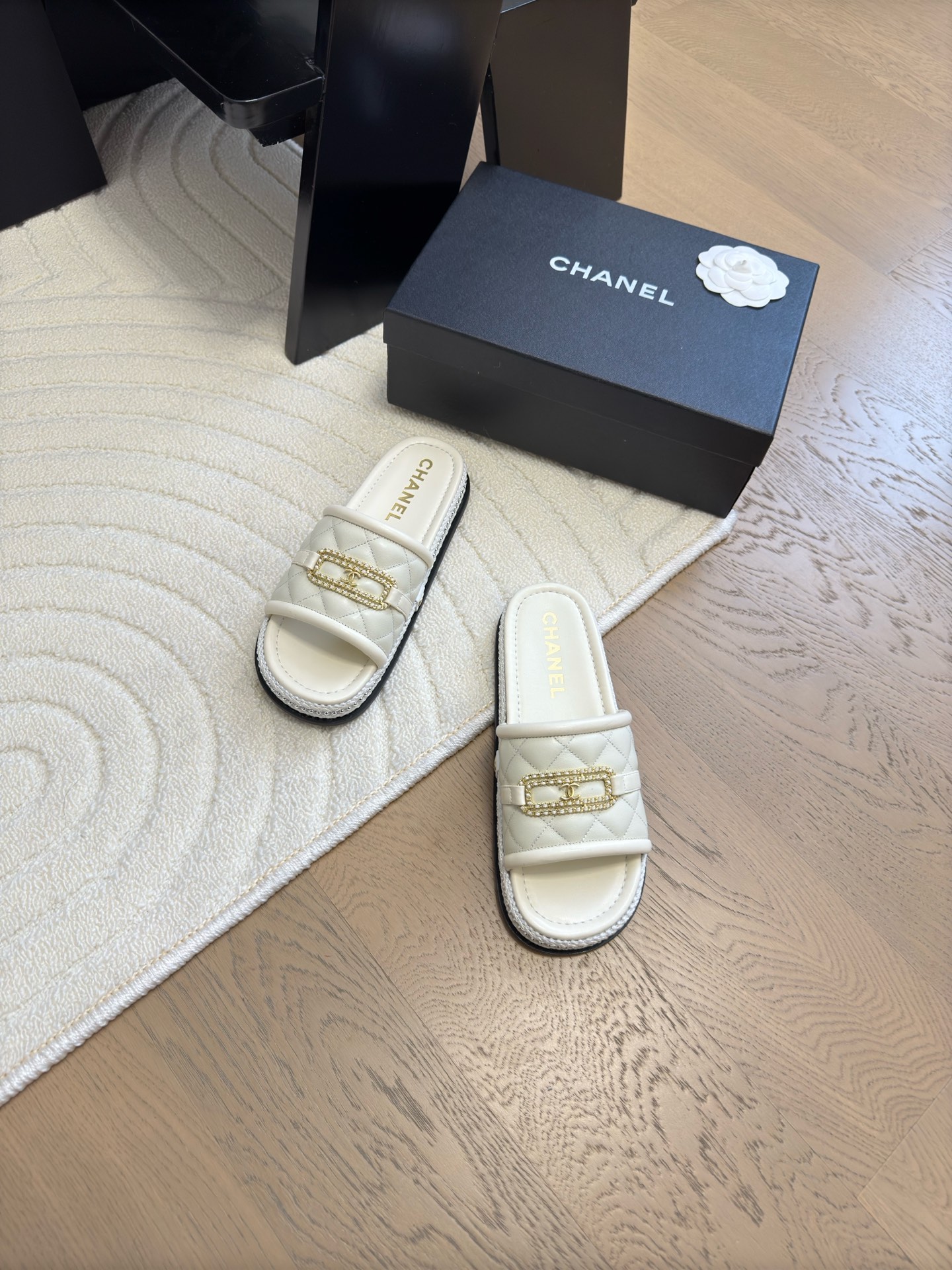 NO:174583,Chanel 25C early spring pearl slipper series, the first release of the entire series, I have all the counters, high-quality, upper cowhide/original fabric, inner sheepskin, original outsole Size: 35-39 Other sizes, slippers, chanel, slippers, cowhide, sheepskin19860909Chanel 25C早春珍珠拖鞋系列 全系列首发 专柜有的我都有 高版本高品质 鞋面牛皮/原版面料 内里羊皮 原版大底 Size:35-39 其他码数定,拖鞋,chanel,slippers,cowhide,sheepskin,Women's Shoes