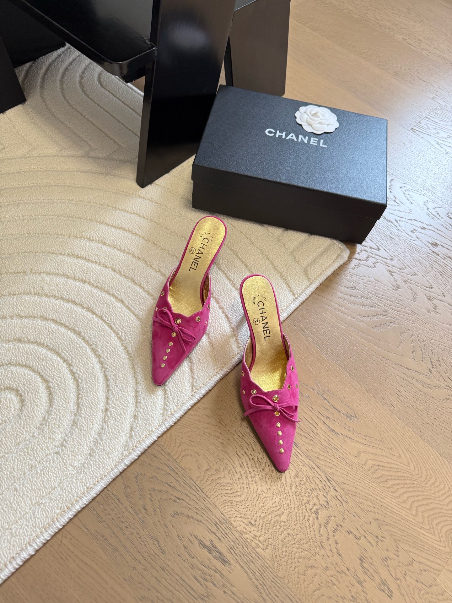 NO:230907,Chanel bow pointed toe high heel shoes. The beautiful Mary Jane series is hard not to love. Suede/paper leather inner sheepskin leather outsole. Original mold opening hardware. Size: 35-39. Other sizes customized, single shoes, chanel, mary jane, sheepskin, chamois leather, Leather soles19860909Chanel蝴蝶结尖头高跟单鞋 绝美玛丽珍系列很难不爱 鞋面麂皮/漆皮 内里羊皮 真皮大底 原版开模五金 Size:35-39 其他码数定做,单鞋,chanel,mary jane,sheepskin,chamois leather,Leather soles,Women's Shoes