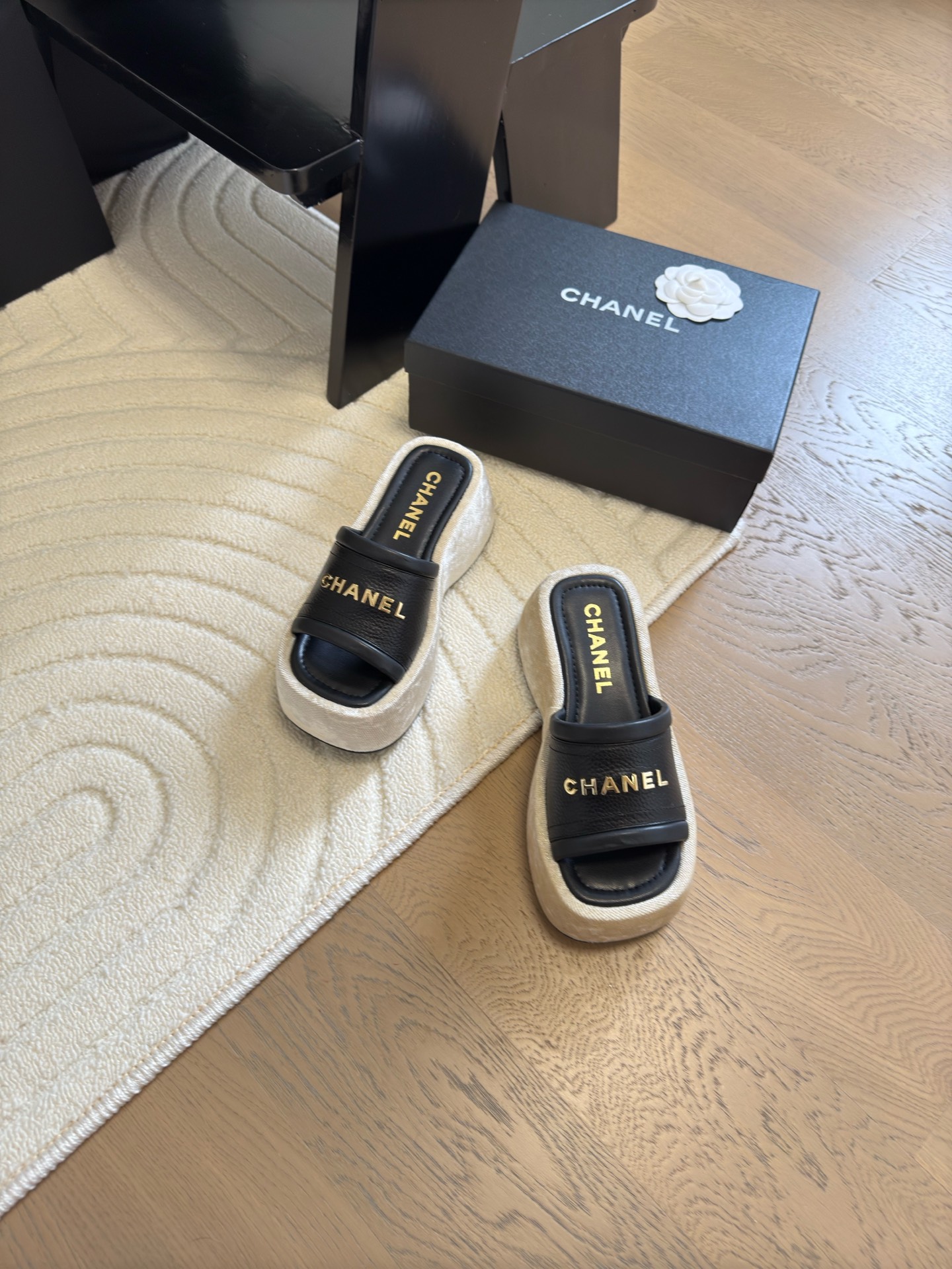 NO:174580,Chanel 25C new thick-soled slippers top version 6cm height enhances legs!  170 seconds after footing, imported cashmere wool, delicate and soft, silky, original molded rubber sole, size 35-41, customized, non-return, slippers, chanel, slippers19860909Chanel 25C新款厚底拖鞋 顶级版本 6cm 增高显腿长！上脚秒变170 进口羊绒毛 手感细腻柔软丝滑 原版开模橡胶底 码数35-41 定制不退换,拖鞋,chanel,slippers,Women's Shoes