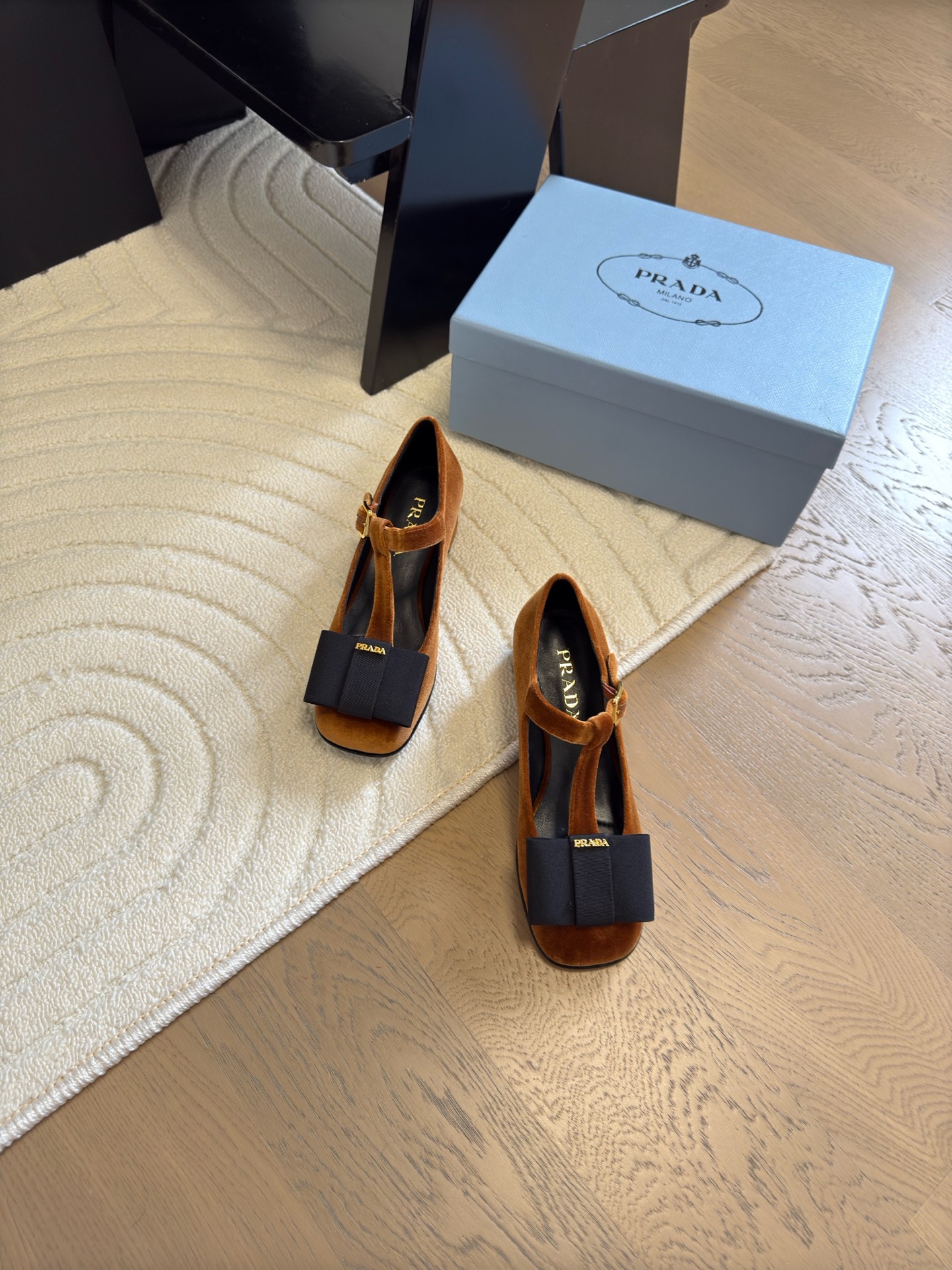 NO:230911,Prada 25/s triangle velvet bow Mary Jane single shoes, retro and fashionable, thick heel design is super easy to wear, simple and atmospheric, original version purchased 1:1, full of details, new atmosphere, new year!  It is versatile and comfortable to wear!  Imported velvet webbing bow on the upper, inner foot pad sheepskin Italian leather outsole Heel height 4cm Size 35-39 (34 40 41 Custom made) Full set of counters and simultaneous packaging!  , single shoes Mary Jane, prada, mary jane, sheepskin, Leather soles19860909普拉达25/s三角标丝绒蝴蝶结玛丽珍单鞋 复古又时髦 粗跟设计超好穿 简约大气 原版购入1:1打造 细节感拉满.新年新气象！上脚百搭舒适！ 鞋面进口丝绒织带蝴蝶结 内里垫脚羊皮 意大利真皮大底 跟高4cm 尺码35-39（34 40 41定做） 全套专柜同步包装！,单鞋玛丽珍,prada,mary jane,sheepskin,Leather soles,Women's Shoes