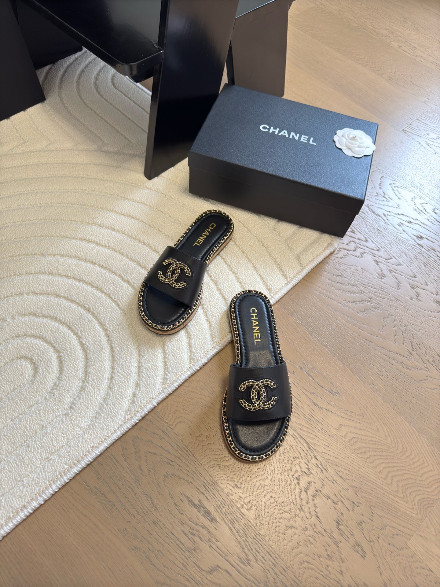 NO:174564,Chanel 25C spring and summer chain slippers series, the first series is released, I have all the counters, high-quality, upper cowhide/original fabric, inner sheepskin, original outsole Size: 35-39 Other sizes, slippers, chanel, slippers, cowhide, sheepskin19860909Chanel 25C春夏链条拖鞋全系列 全系列首发 专柜有的我都有 高版本高品质 鞋面牛皮/原版面料 内里羊皮 原版大底 Size:35-39 其他码数定,拖鞋,chanel,slippers,cowhide,sheepskin,Women's Shoes