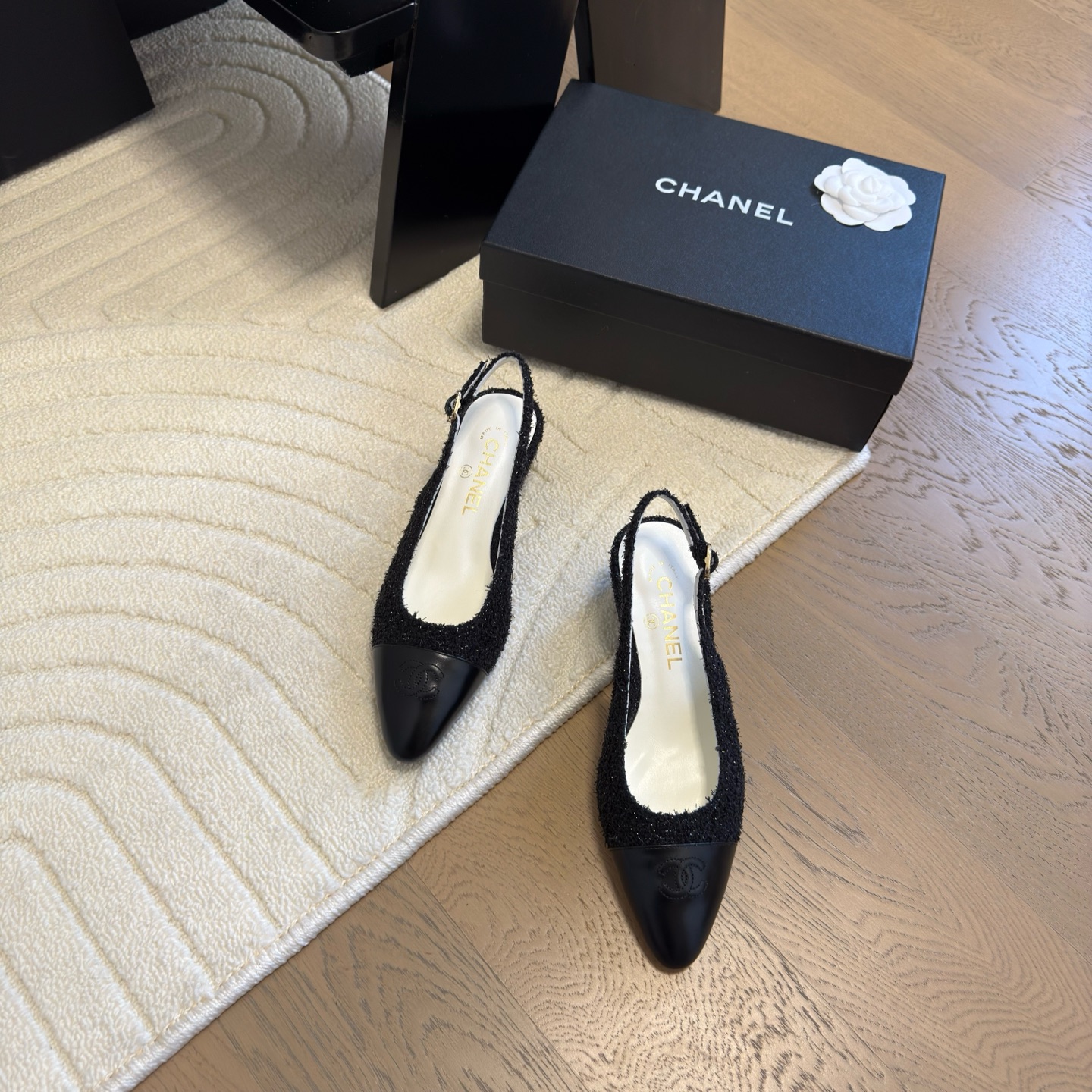 NO:174549,Chanel 25C new Mary Jane single shoes. The leather texture is very good, and the feet are delicate~ Upper cowhide/Nibu, inner sheepskin, genuine leather soles. Size: 35-39 Other sizes are determined, Mary Jane, chanel, mary jane, cowhide, sheepskin, Leather soles19860909Chanel 25C新款玛丽珍单鞋 皮料质感超好,上脚秀气～ 鞋面牛皮/妮布,内里羊皮,真皮大底. Size:35-39 其它码数定,玛丽珍,chanel,mary jane,cowhide,sheepskin,Leather soles,Women's Shoes