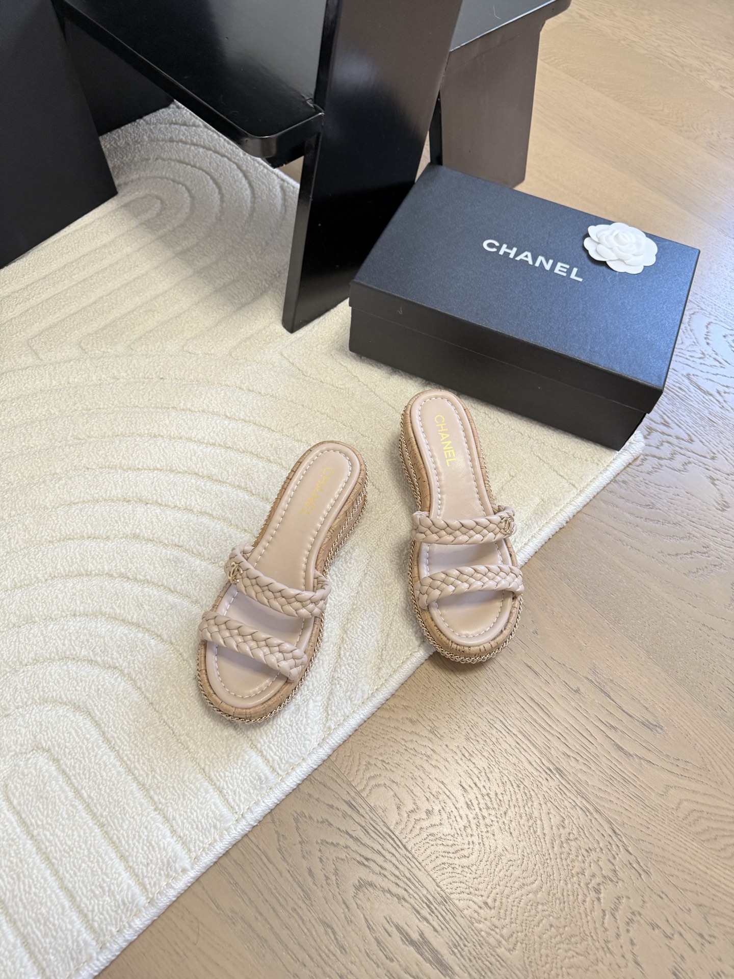 NO:174565,Chanel 25C double C woven chain slippers New woven fabric woven upper inner sheepskin original outsole Size:35-39 Other sizes customized, slippers, chanel, slippers, sheepskin19860909Chanel 25C双C编织链条拖鞋 新编织面料 编织鞋面 内里羊皮 原版大底 Size:35-39 其他码数定做,拖鞋,chanel,slippers,sheepskin,Women's Shoes