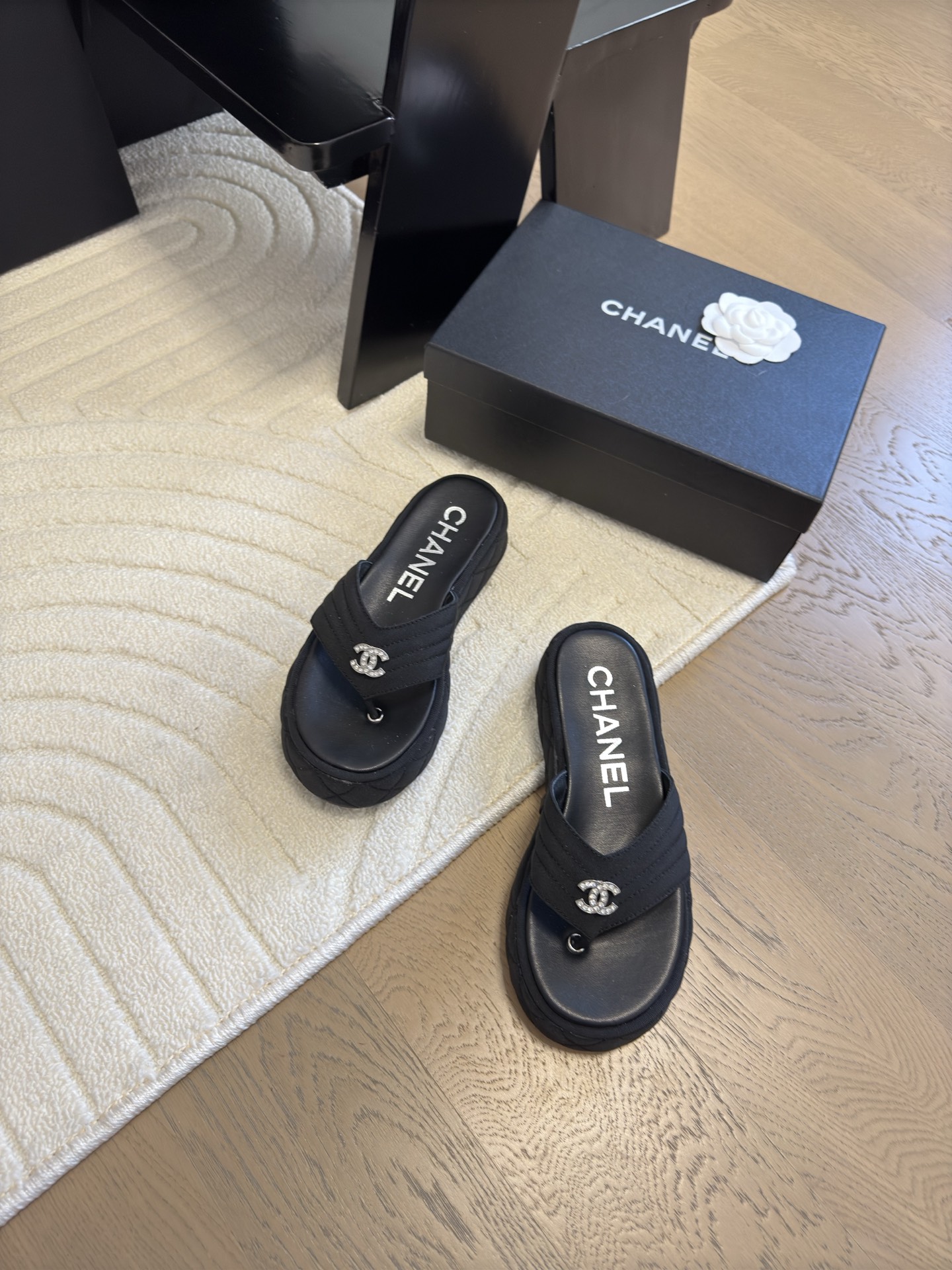 NO:166189,Chanel 25C new thick-soled slippers top version 6cm height enhances legs!  170 seconds after footing, imported cashmere wool, delicate and soft, silky, original molded rubber sole, size 35-41, customized, non-return, slippers, chanel, slippers19860909Chanel 25C新款厚底拖鞋 顶级版本 6cm 增高显腿长！上脚秒变170 进口羊绒毛 手感细腻柔软丝滑 原版开模橡胶底 码数35-41 定制不退换,拖鞋,chanel,slippers,Women's Shoes