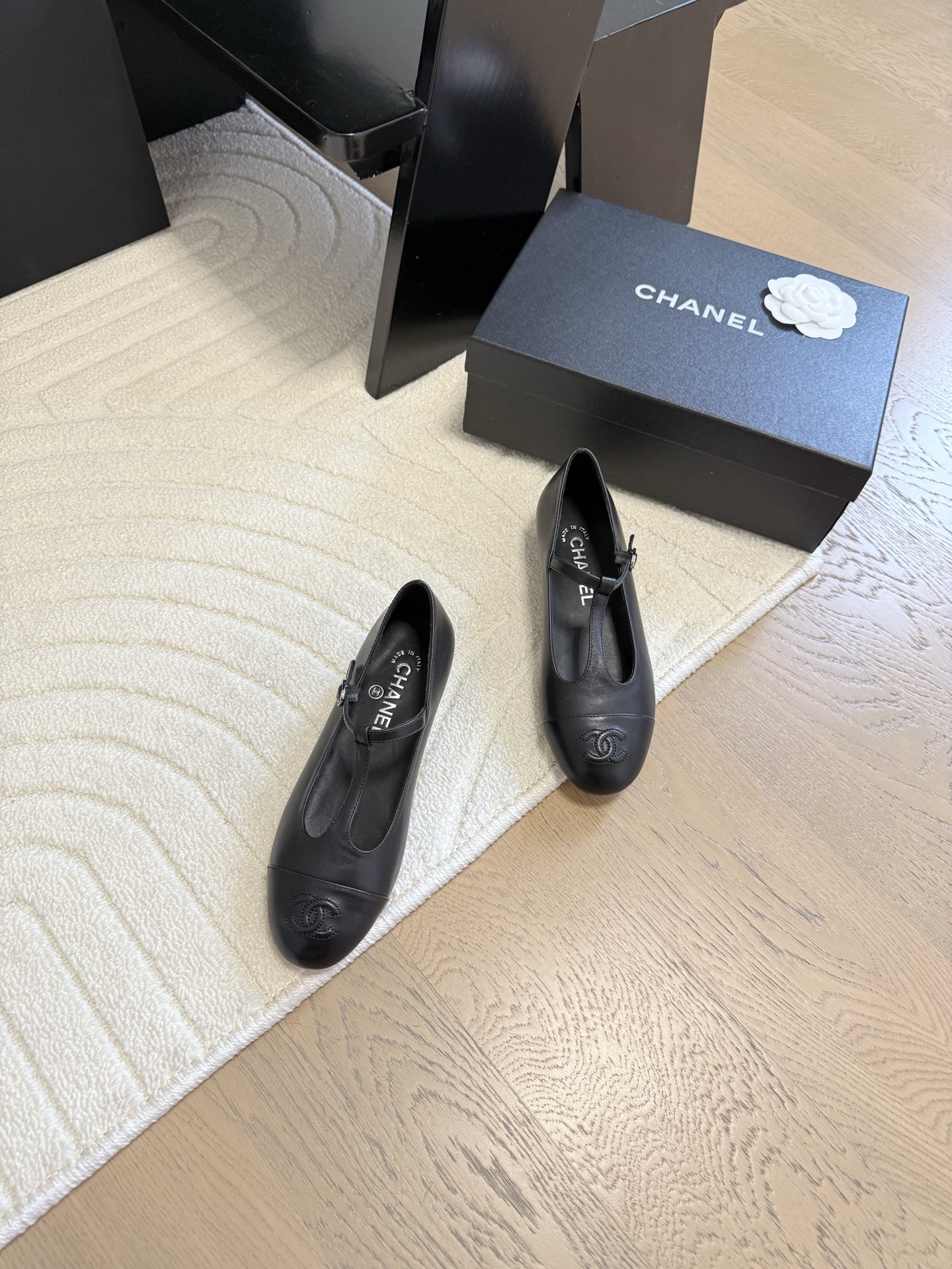 NO:230908,Chanel 25C new Mary Jane high heel shoes. The leather texture is very good, the feet are delicate~ Upper cowhide/Nibu, inner sheepskin, genuine leather soles. Size:35-39 Other sizes are fixed, single shoes Mary Jane, chanel, mary jane, cowhide, sheepskin, Leather soles19860909Chanel 25C新款玛丽珍高跟单鞋 皮料质感超好,上脚秀气～ 鞋面牛皮/妮布,内里羊皮,真皮大底. Size:35-39 其它码数定,单鞋玛丽珍,chanel,mary jane,cowhide,sheepskin,Leather soles,Women's Shoes