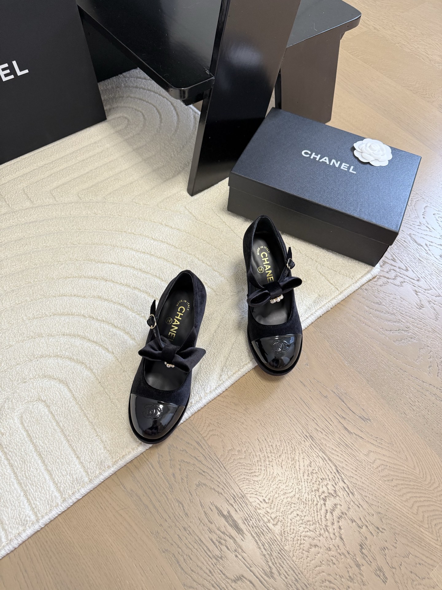 NO:230905,Chanel 25C new Mary Jane single shoes. The leather texture is very good, and the foot is delicate~ Upper cowhide/Nibu, inner sheepskin, genuine leather soles. Size: 35-39 Other sizes are fixed, single shoes Mary Jane, chanel, mary jane, cowhide, sheepskin, Leather soles19860909Chanel 25C新款玛丽珍单鞋 皮料质感超好,上脚秀气～ 鞋面牛皮/妮布,内里羊皮,真皮大底. Size:35-39 其它码数定,单鞋玛丽珍,chanel,mary jane,cowhide,sheepskin,Leather soles,Women's Shoes