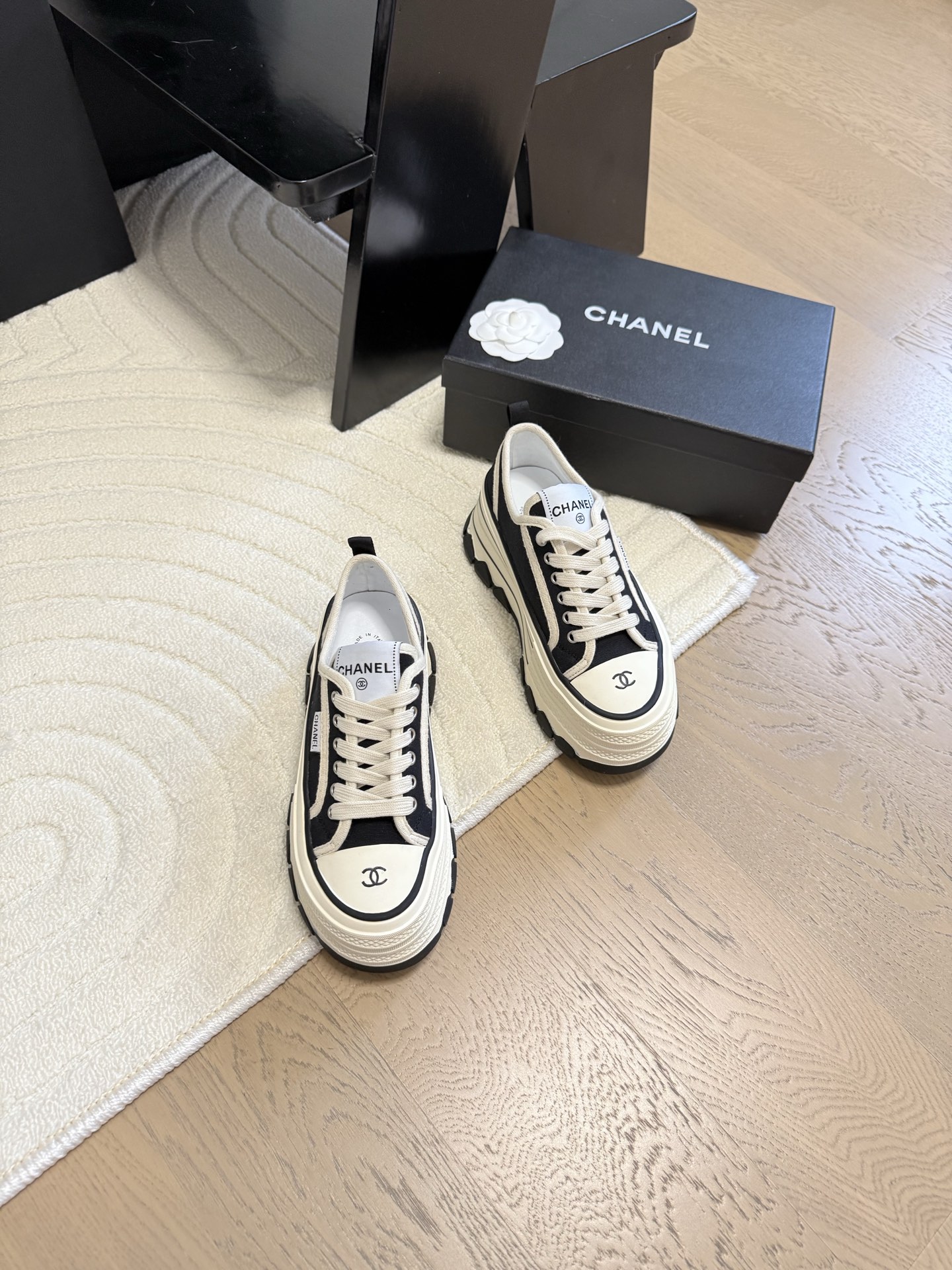 NO:230921,Chanel 25C early spring thick-soled casual white shoes full of Vintage, medieval replica style get~ The white shoes are suitable for spring and summer, and the black and white splicing is very Chanel. It is very retro-academic with socks. Size: 35-40, casual shoes/sports shoes, chanel, sneakers, socks19860909Chanel 25C早春厚底休闲小白鞋 Vintage感满满,中古复刻款get啦～ 小白鞋适配春夏,黑白拼接就很Chanel. 配合袜子就很复古学院的感觉. Size:35-40,休闲鞋/运动鞋,chanel,sneakers,socks,Women's Shoes