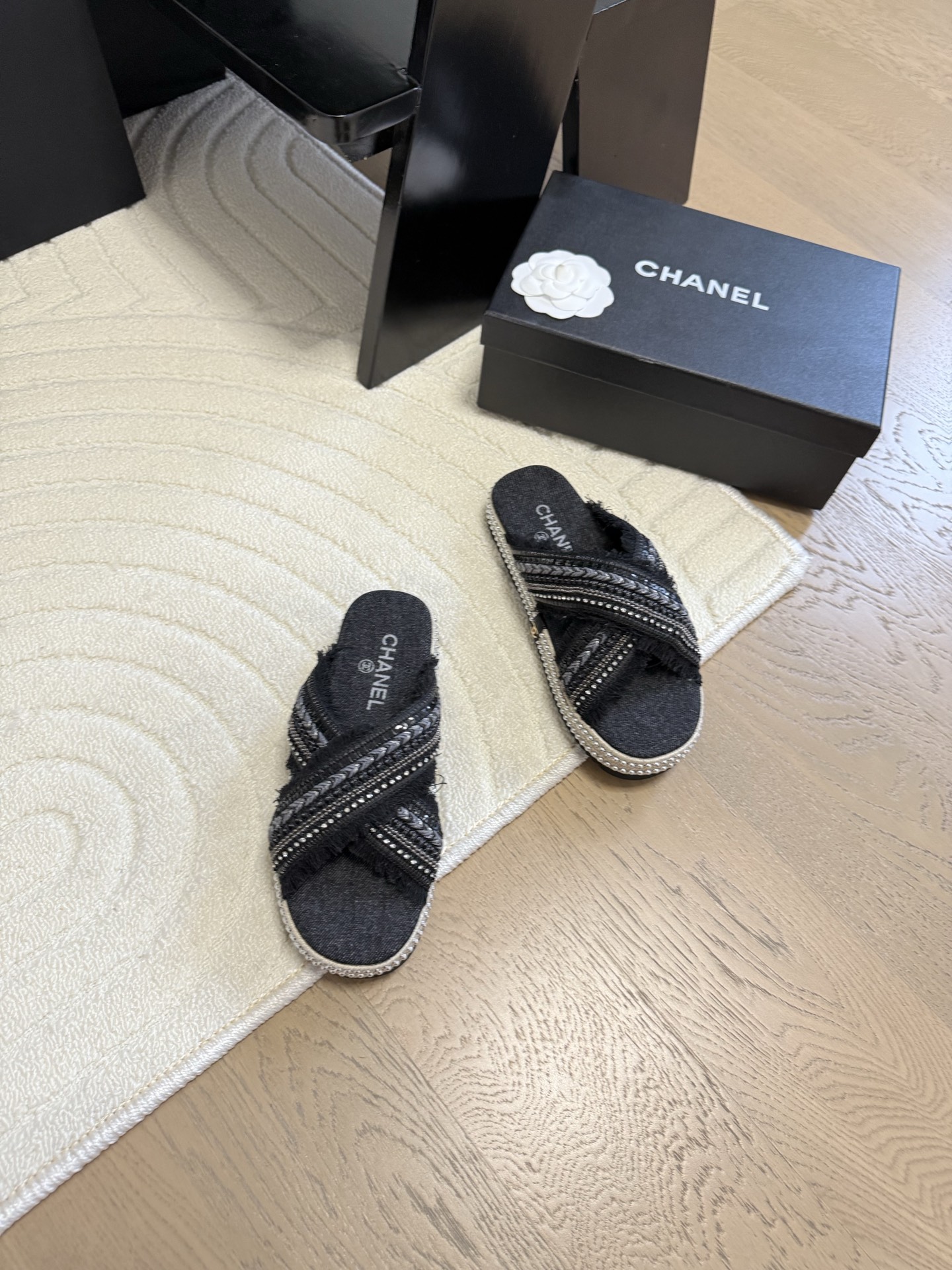 NO:166193,Chanel 25C spring and summer slippers series, the first series is released, I have all the counters, high-quality, upper cowhide/original fabric, inner sheepskin, original outsole Size: 35-39 Other sizes, slippers, chanel, slippers, cowhide, sheepskin19860909Chanel 25C春夏拖鞋全系列 全系列首发 专柜有的我都有 高版本高品质 鞋面牛皮/原版面料 内里羊皮 原版大底 Size:35-39 其他码数定,拖鞋,chanel,slippers,cowhide,sheepskin,Women's Shoes